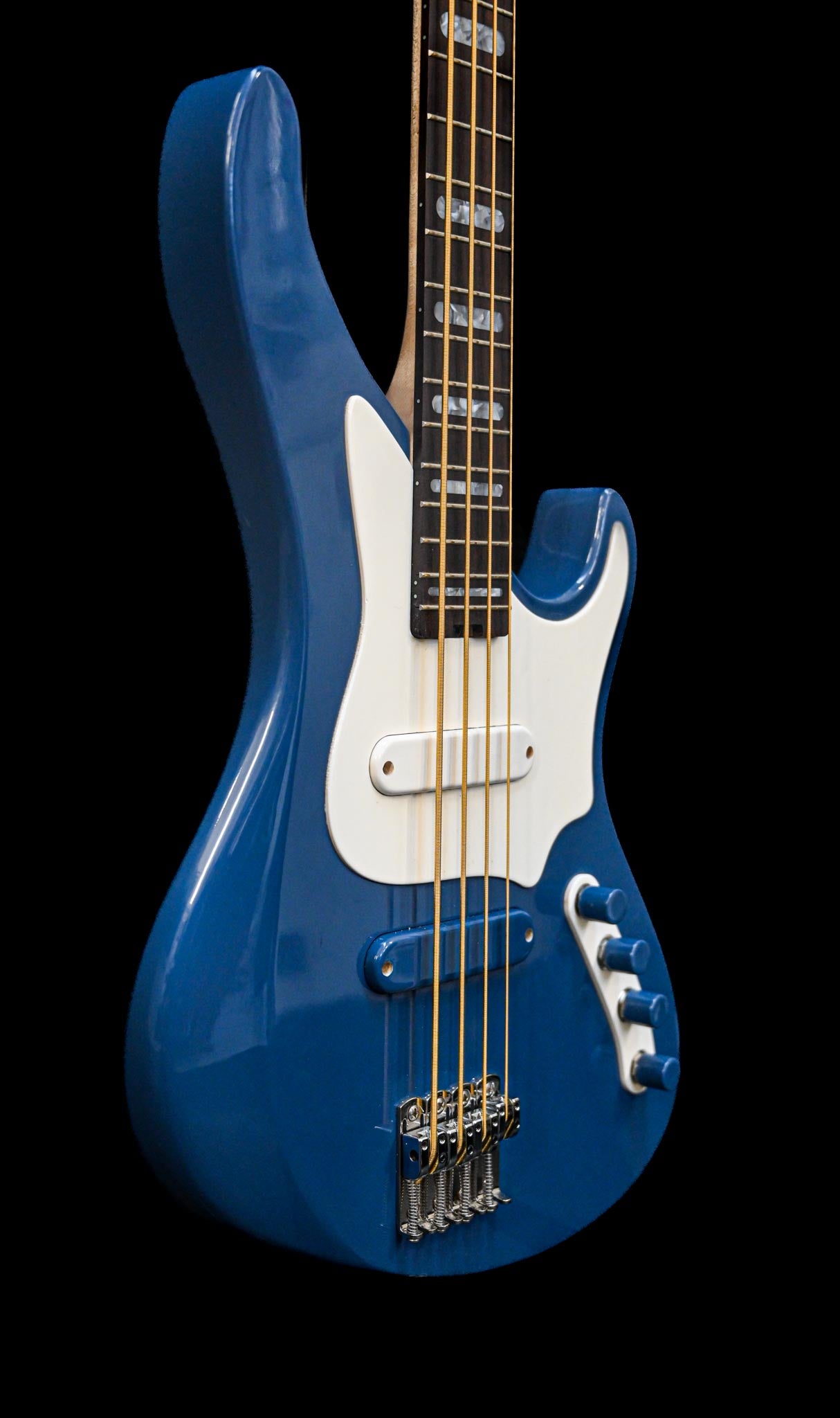 Outro ângulo da guitarra baixo E1 Apennines Bardiglio em azul Bardiglio, mostrando o seu acabamento brilhante e o design ergonómico do corpo. Criado por Belforti Instruments.