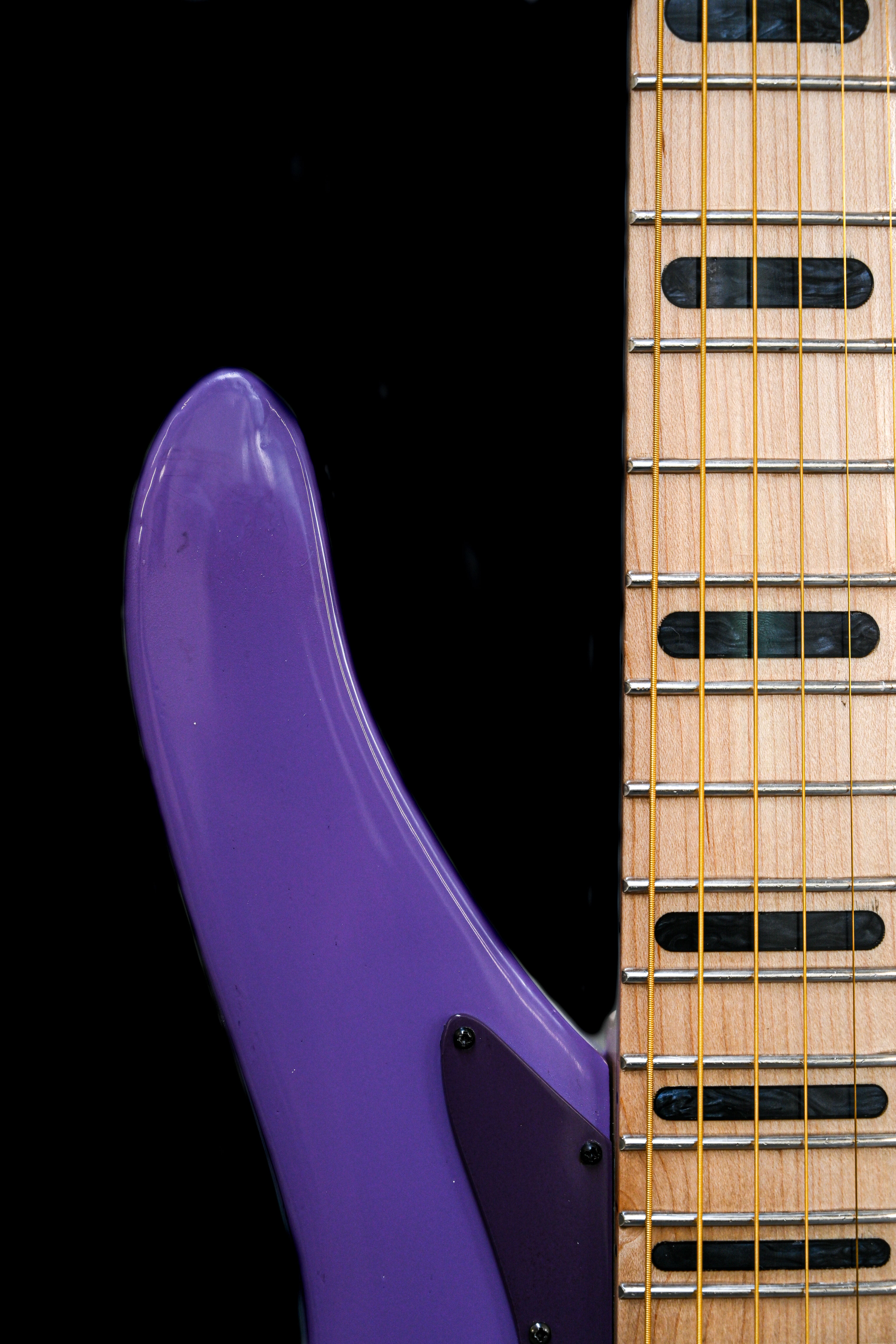 Grande plano da ligação entre o braço e o corpo da guitarra E5 French Lilac, mostrando o seu carácter artesanal.
