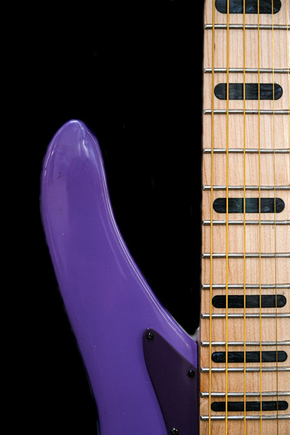 Grande plano da ligação entre o braço e o corpo da guitarra E5 French Lilac, mostrando o seu carácter artesanal.