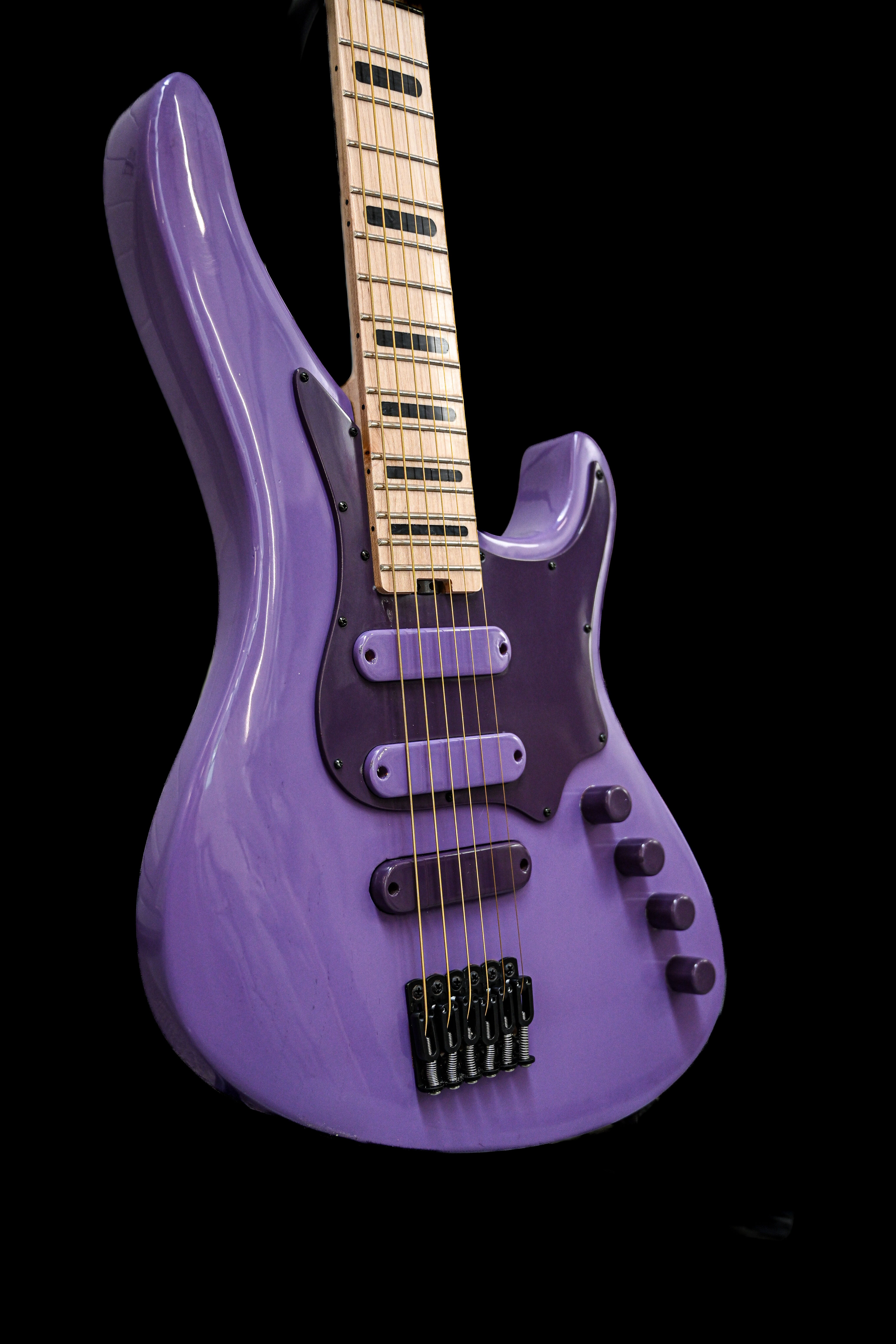 Ângulo lateral dinâmico da guitarra E5 French Lilac, captando a sua cor vibrante e características premium.