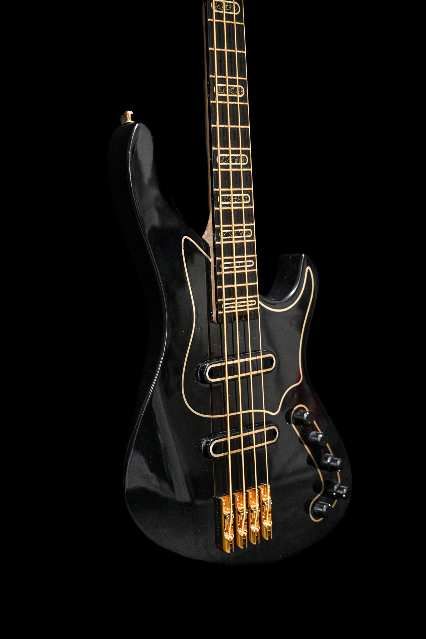 Fotografia pormenorizada do design da guitarra baixo S1 'Laudate Concordia' Limited Edition, com ênfase nos materiais de qualidade.