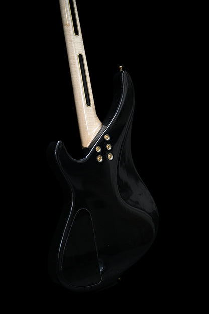 Vista detalhada da eletrónica e da disposição dos controlos da guitarra baixo S1 'Laudate Concordia' Limited Edition.