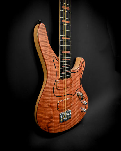 Outro ângulo da guitarra M7 - Makore, realçando o seu rico acabamento em madeira e detalhes intrincados.