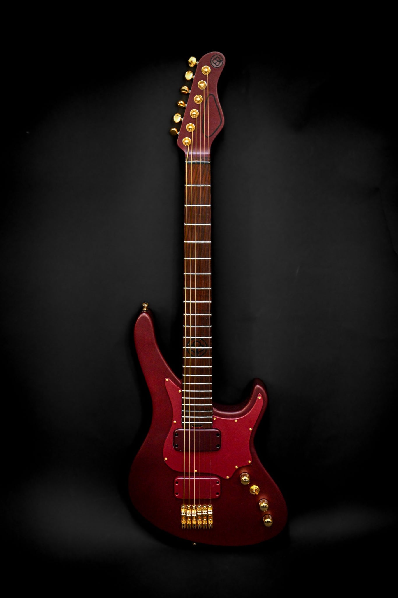 Guitarra eléctrica E5 Aventurinrot, com uma cor Aventurinrot marcante e um design elegante sobre um fundo preto.