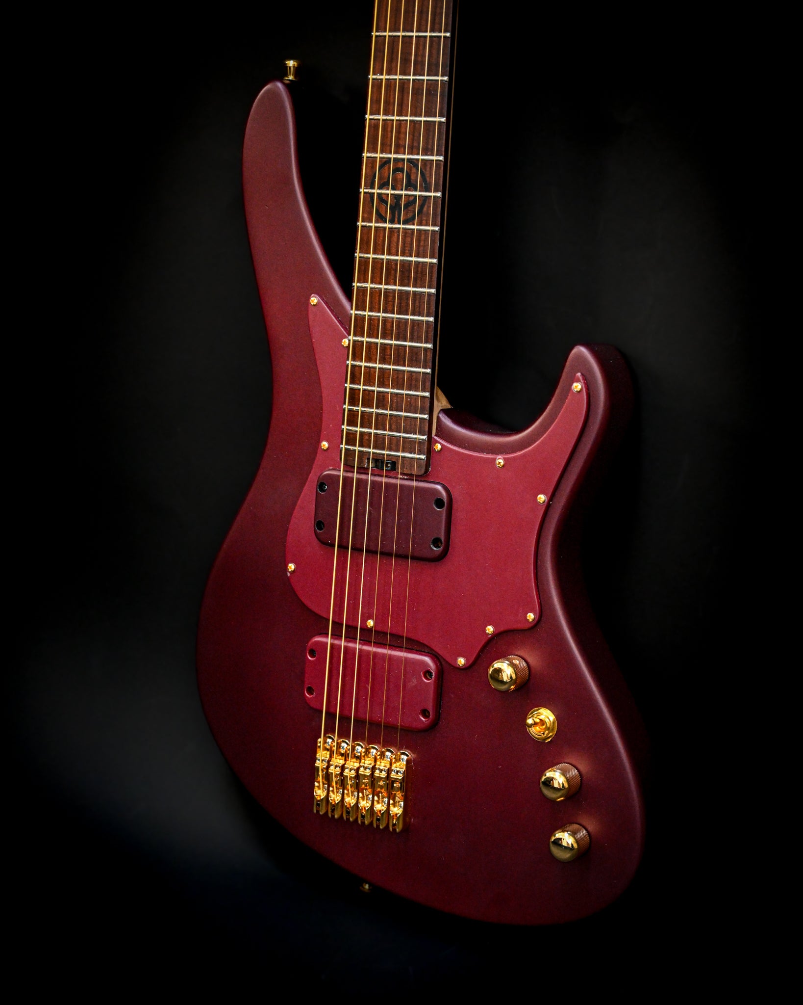 Vista frontal da guitarra eléctrica E5 Aventurinrot com o seu design caraterístico e cor cativante.