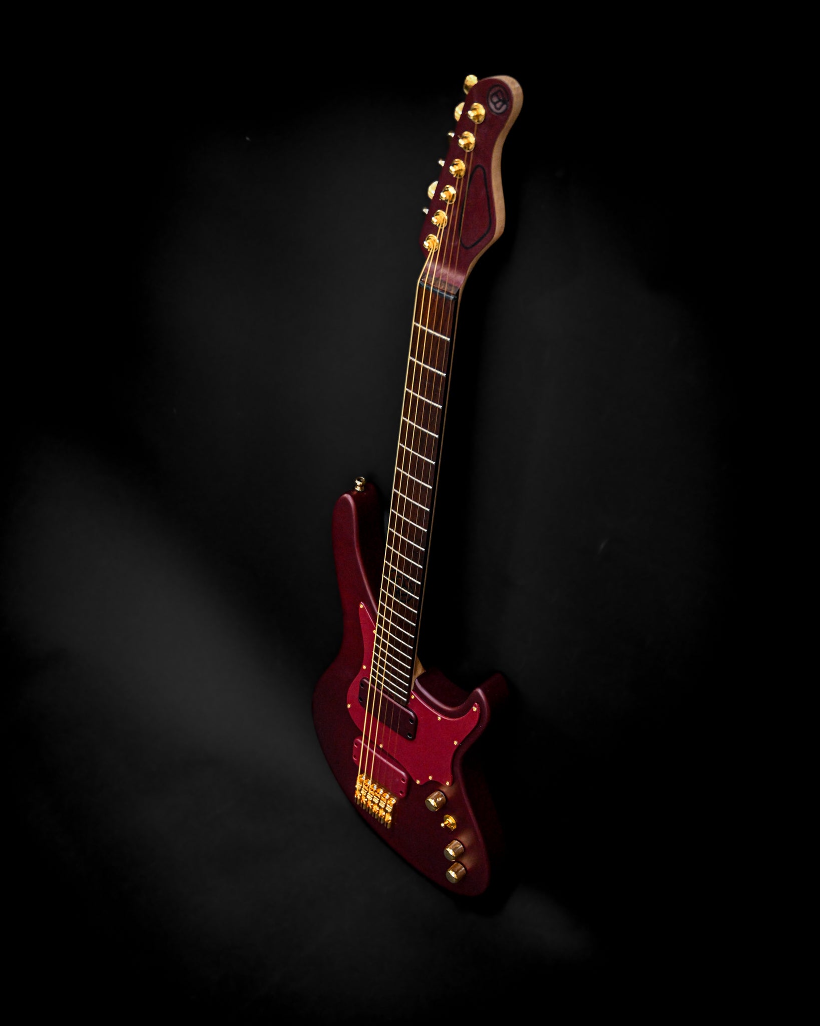 Vista lateral da guitarra E5 Aventurinrot enfatizando o seu formato elegante e acabamento premium.