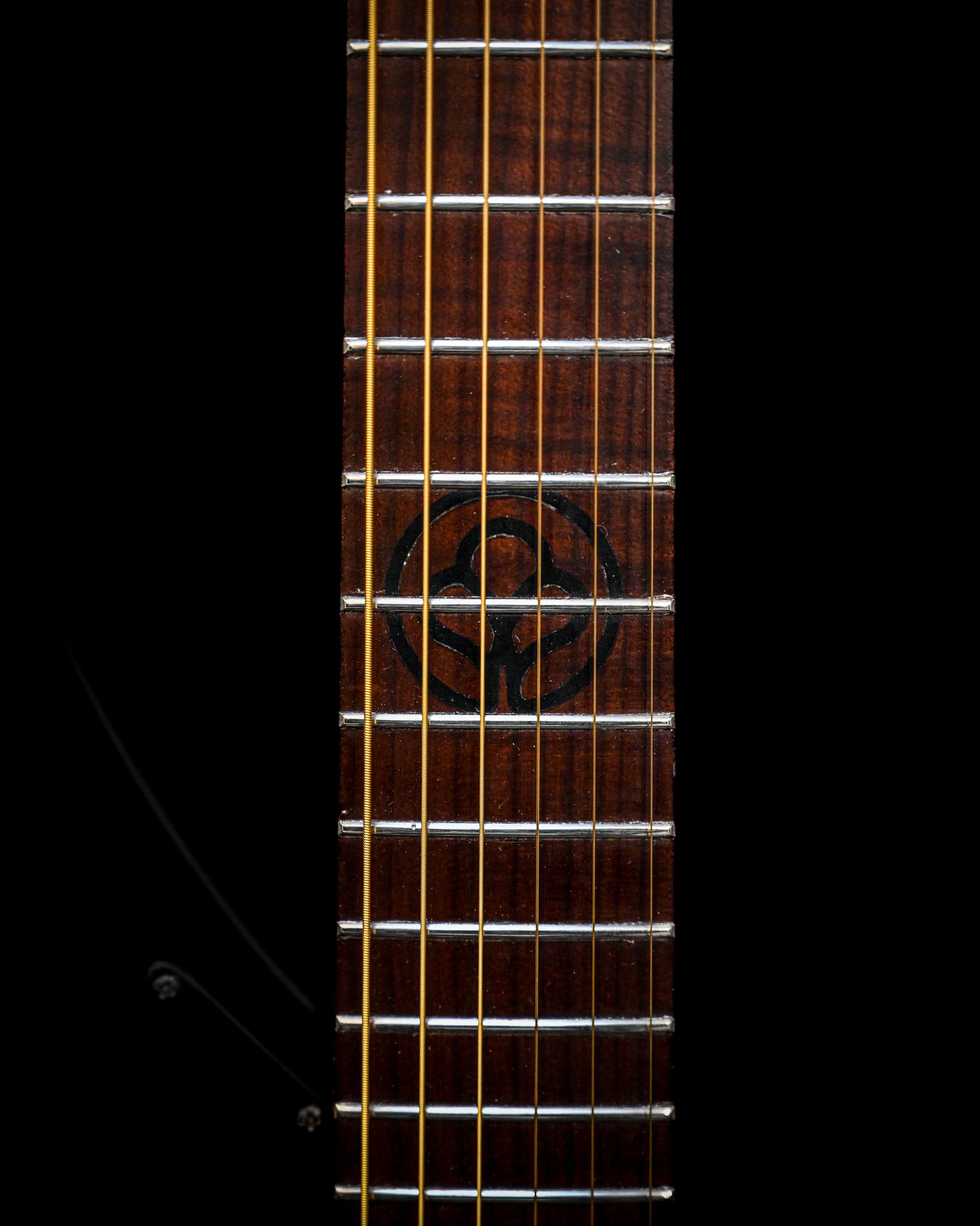 Ângulo dinâmico mostrando os contornos únicos e a marcante cor vermelha da guitarra elétrica E5 Aventurinrot.