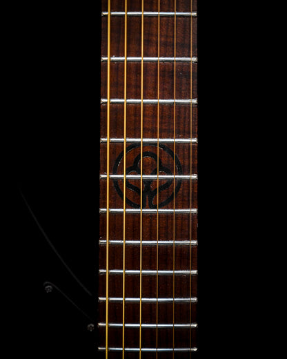 Ângulo dinâmico mostrando os contornos únicos e a marcante cor vermelha da guitarra elétrica E5 Aventurinrot.