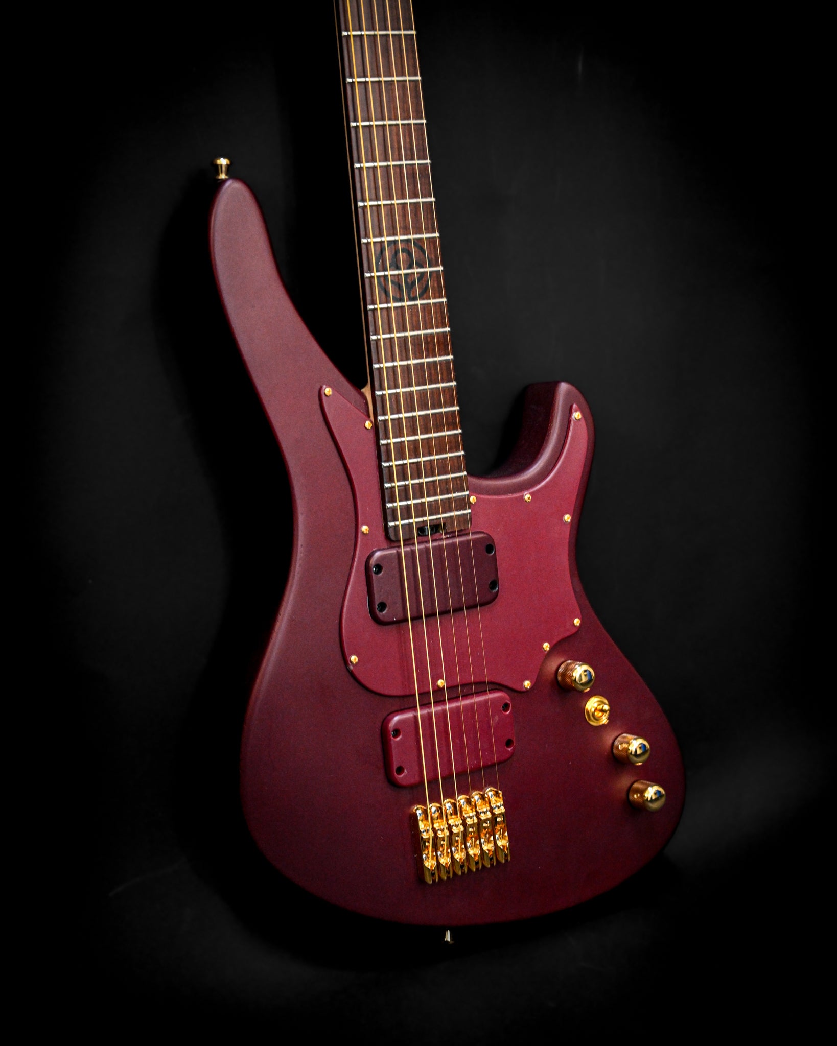Ângulo estético da guitarra E5 Aventurinrot, exibindo a sua vibrante cor Aventurinrot.