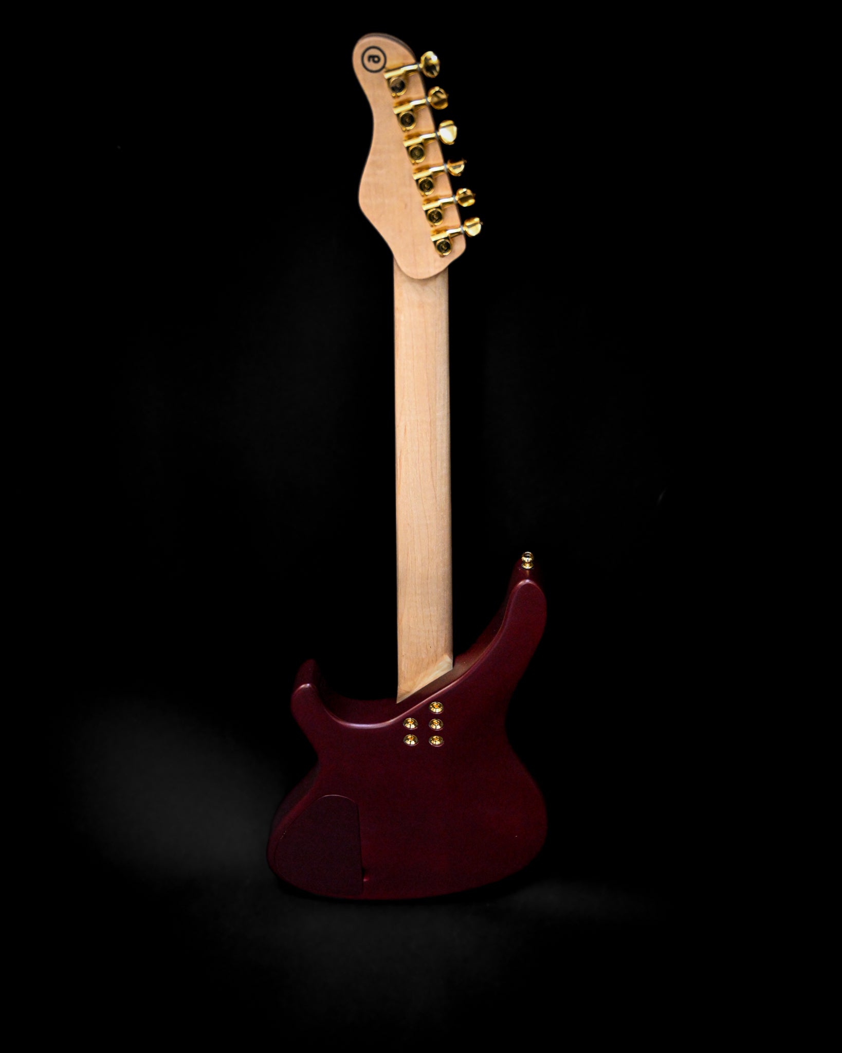 Ângulo exclusivo da guitarra E5 Aventurinrot exibindo o seu formato elegante e acabamento marcante.