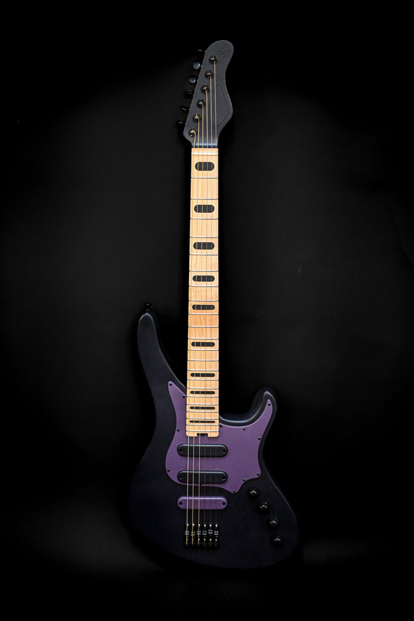 Guitarra E5 Russian Violet com um corpo preto elegante e ricos detalhes em roxo, mostrando o seu design elegante e configuração de 6 cordas.