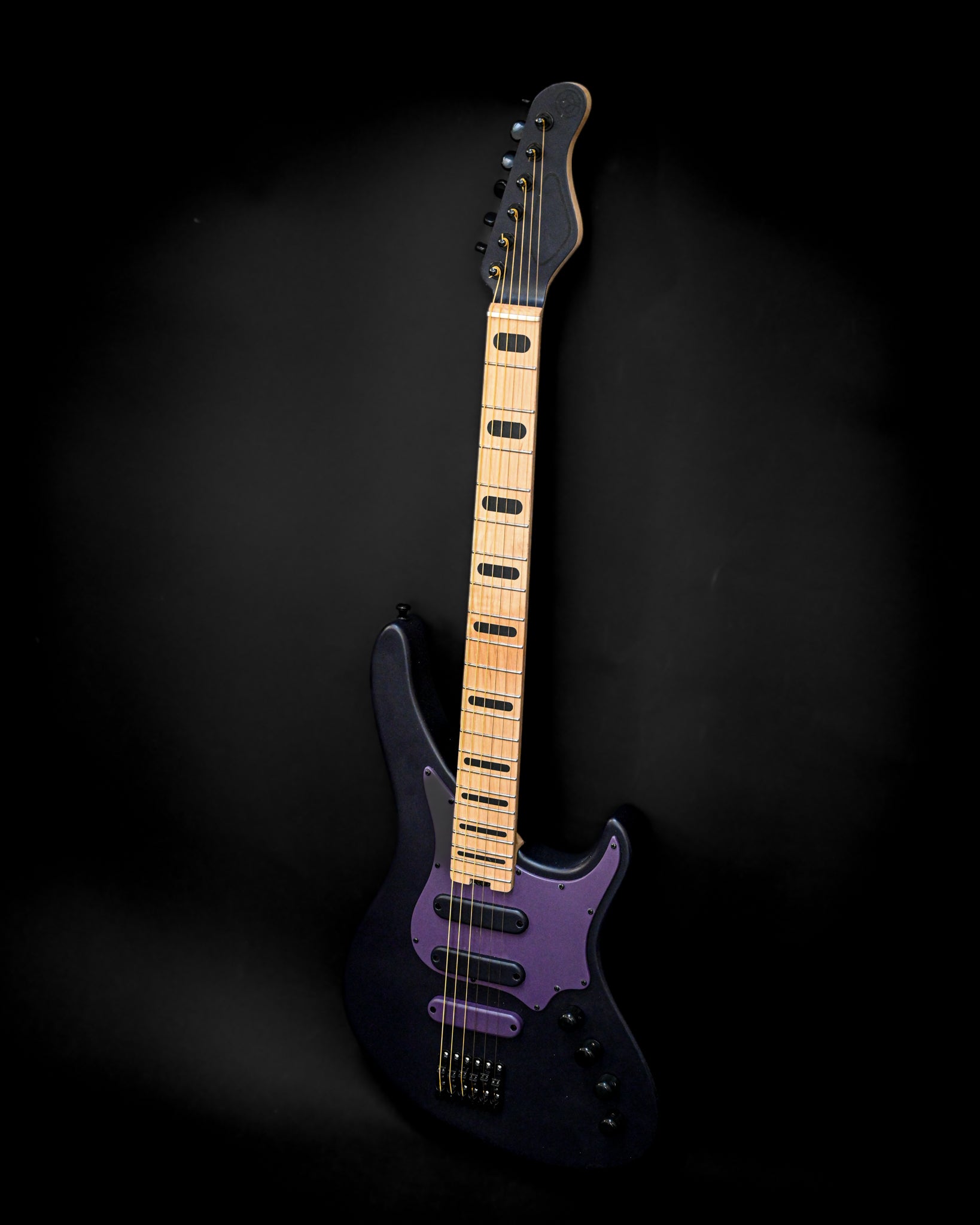 Guitarra E5 Russian Violet vista de um ângulo lateral, realçando a sua forma dinâmica e acabamento sofisticado em Russian Violet.