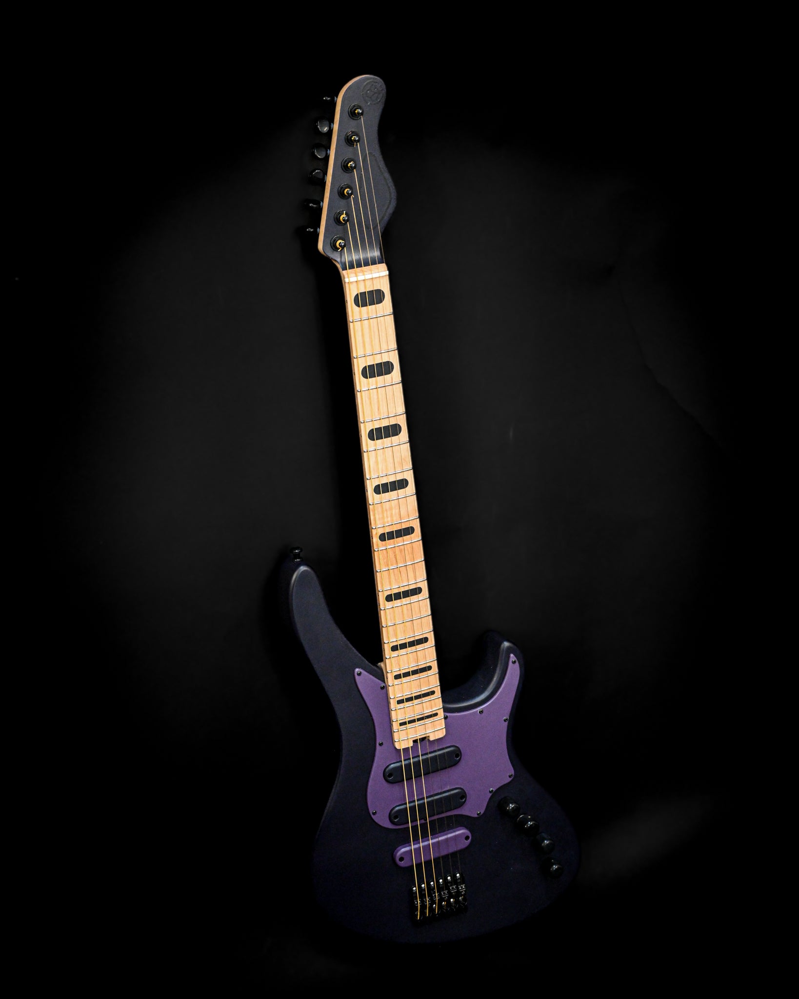 Elegante guitarra E5 Russian Violet, com uma combinação de cores única e concebida para versatilidade em todos os géneros musicais.