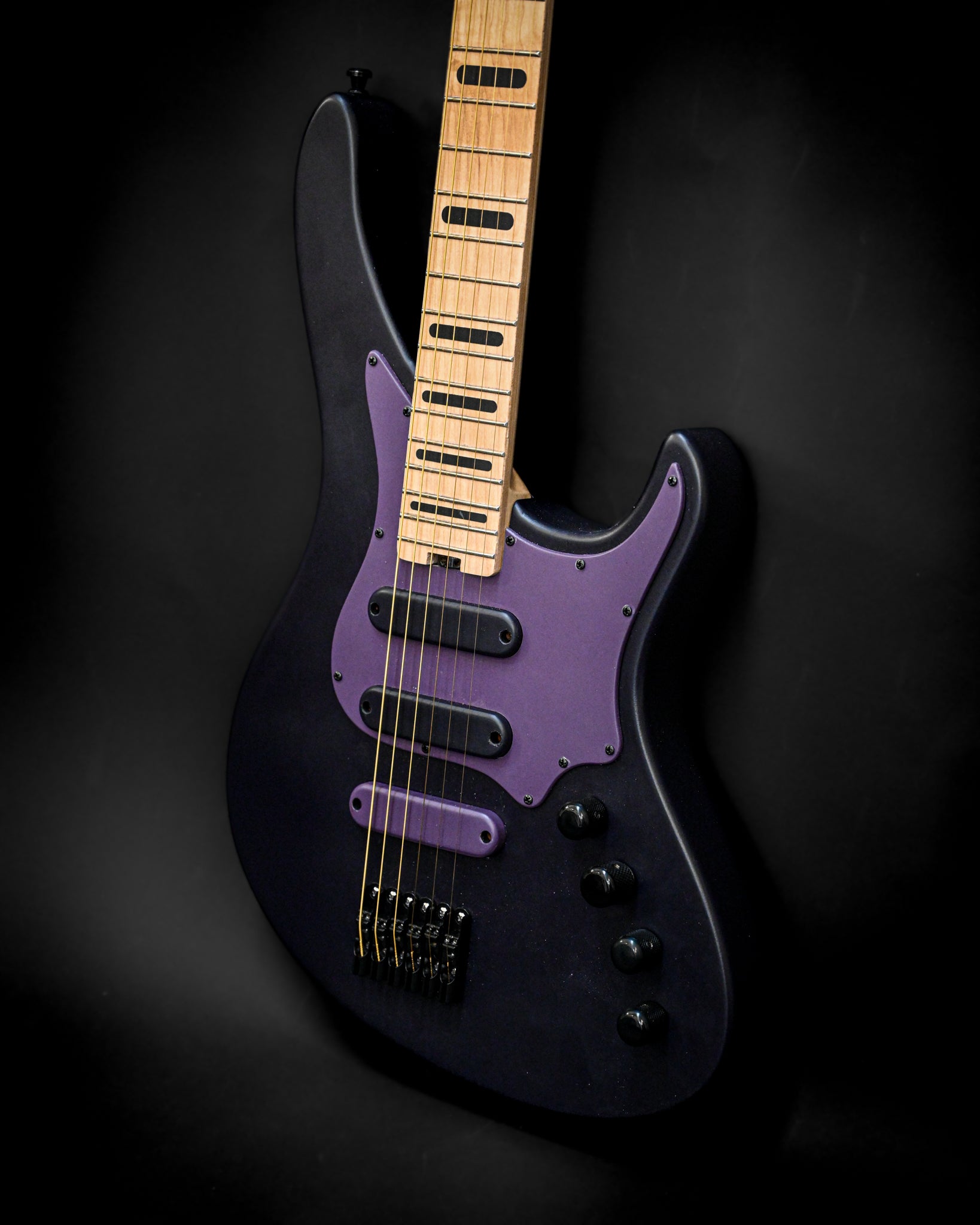 Grande plano do corpo da guitarra E5 Russian Violet, mostrando o elegante acabamento púrpura e o elegante acabamento preto.