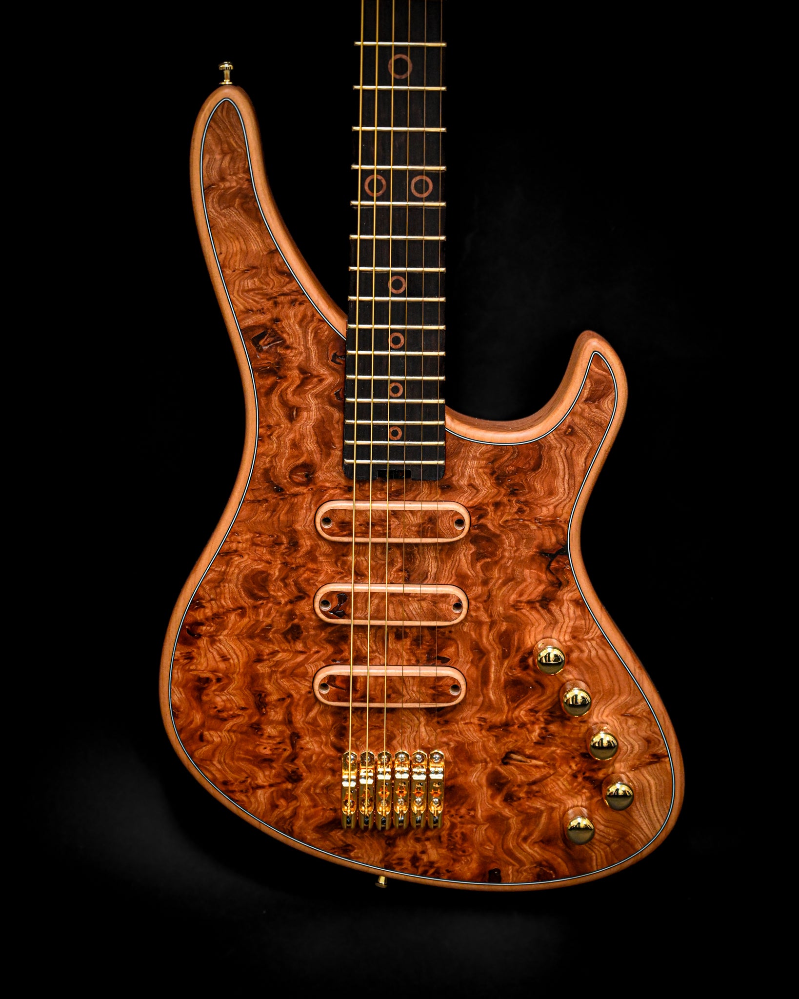 Grande plano da guitarra S5 Active - Elm Burl, realçando o requintado trabalho artesanal do corpo em Elm Burl.