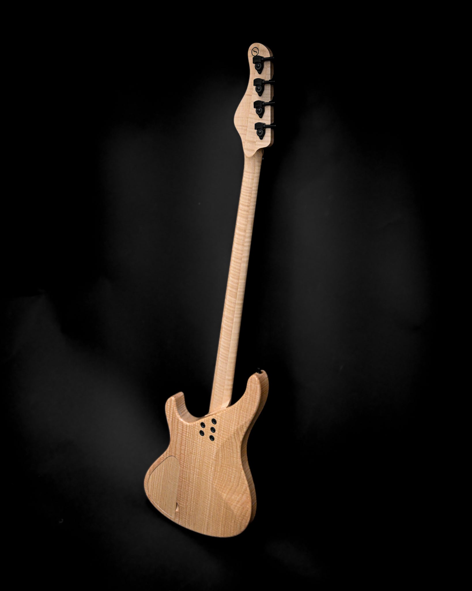 Ângulo traseiro da guitarra baixo S1 Ziricote destacando o seu acabamento e design impecáveis.