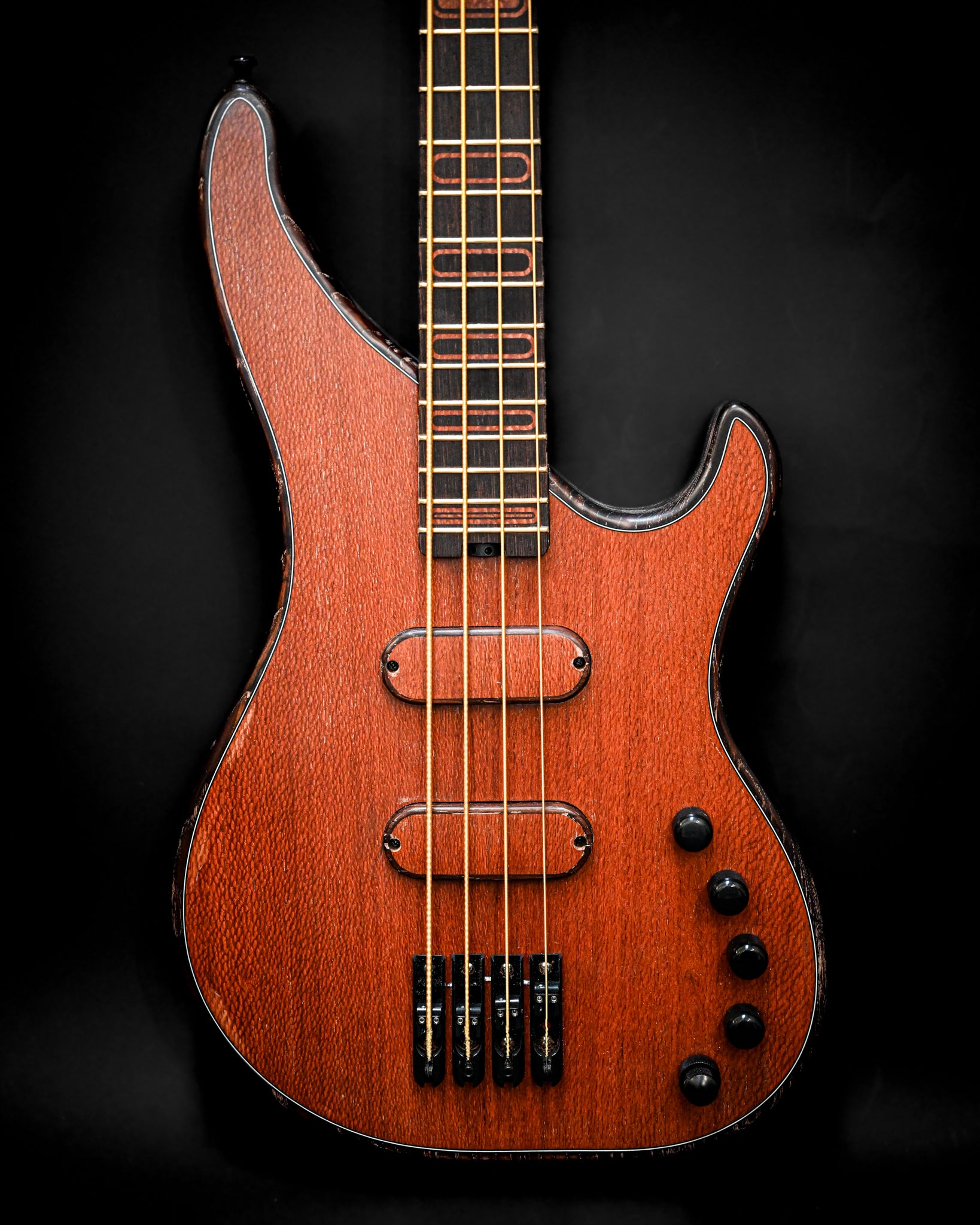 Guitarra baixo S3 Lacewood a partir de um ângulo diagonal, mostrando o seu design artístico e artesanal.