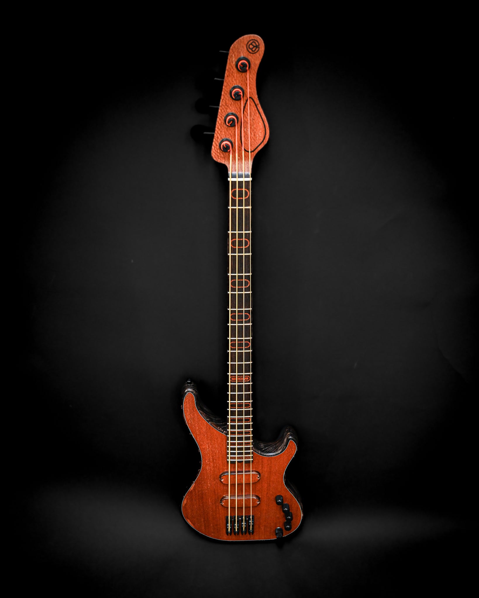 Vista traseira da guitarra baixo S3 Lacewood, mostrando o seu fabrico artesanal e design elegante.