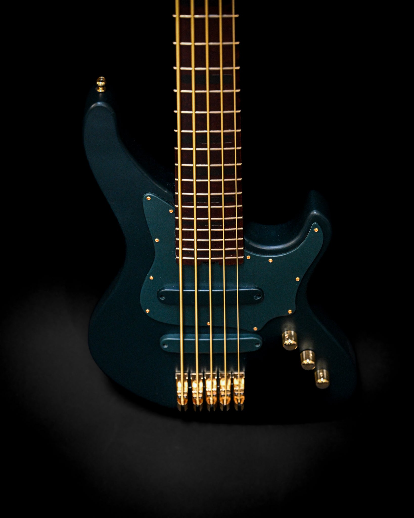 Imagem frontal da guitarra baixo E1 Vosges Pine Green, realçando o seu design elegante e o trabalho artesanal da Belforti Instruments.
