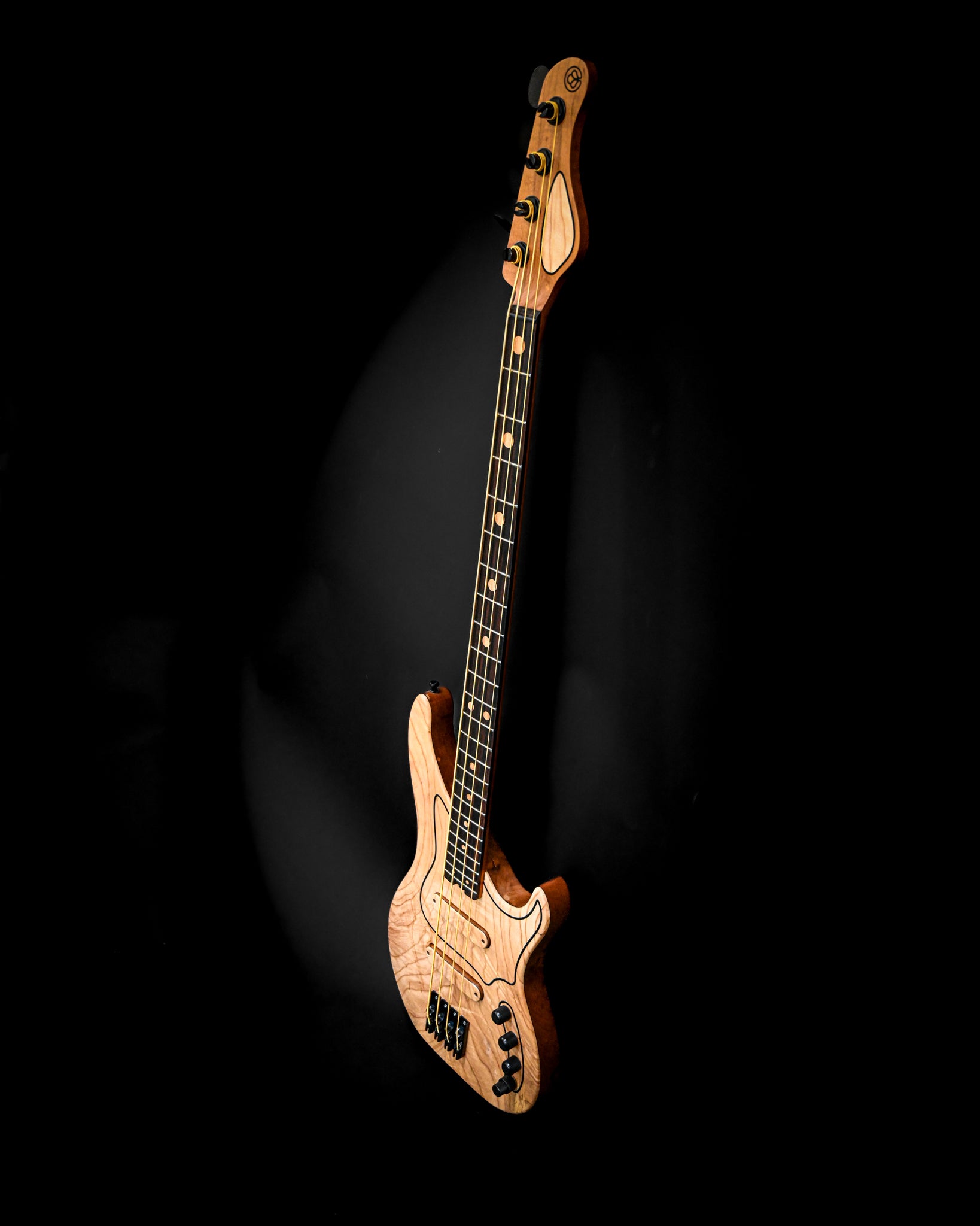 Baixo M3 Maple com um close up do design da ponte e do pickup.
