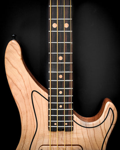 Fotografia de ângulo elevado da guitarra baixo M3 Maple, realçando a estrutura completa do corpo.