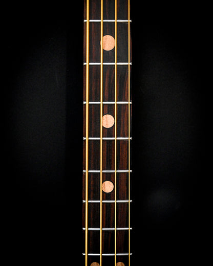 Guitarra baixo M3 Maple vista de cima, captando o alinhamento do corpo e do braço.