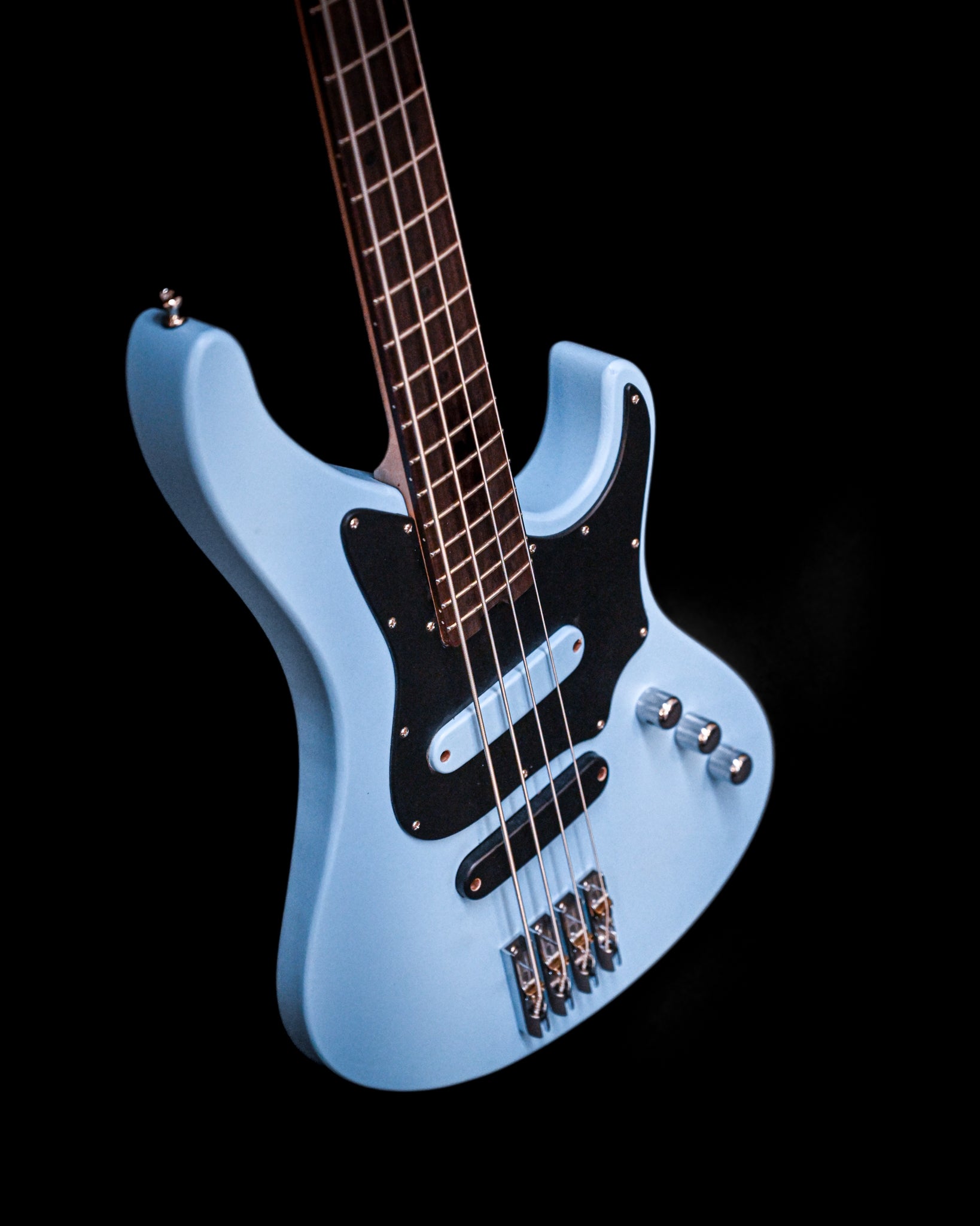 Plano de ângulo dinâmico da guitarra baixo E1 Siberian Frost da Belforti Instruments, captando o seu design e caraterísticas atractivas.