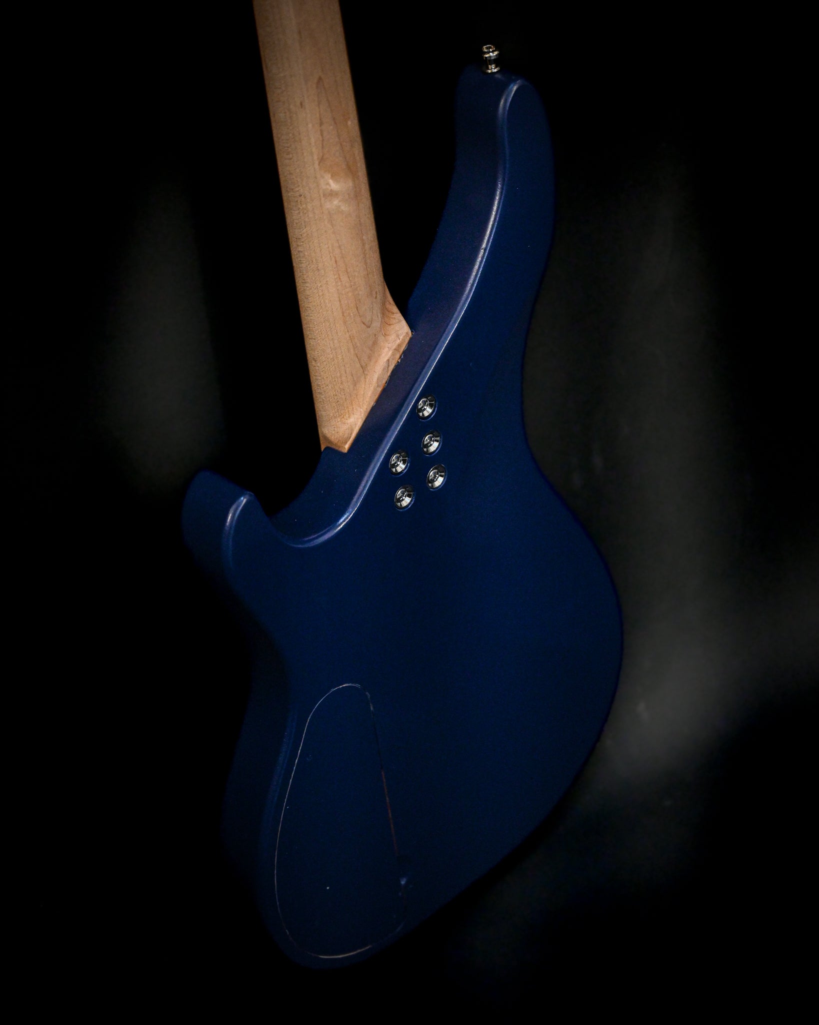 Outra perspectiva do baixo italiano E3 Smalt da Belforti Instruments, enfatizando as suas elegantes curvas.