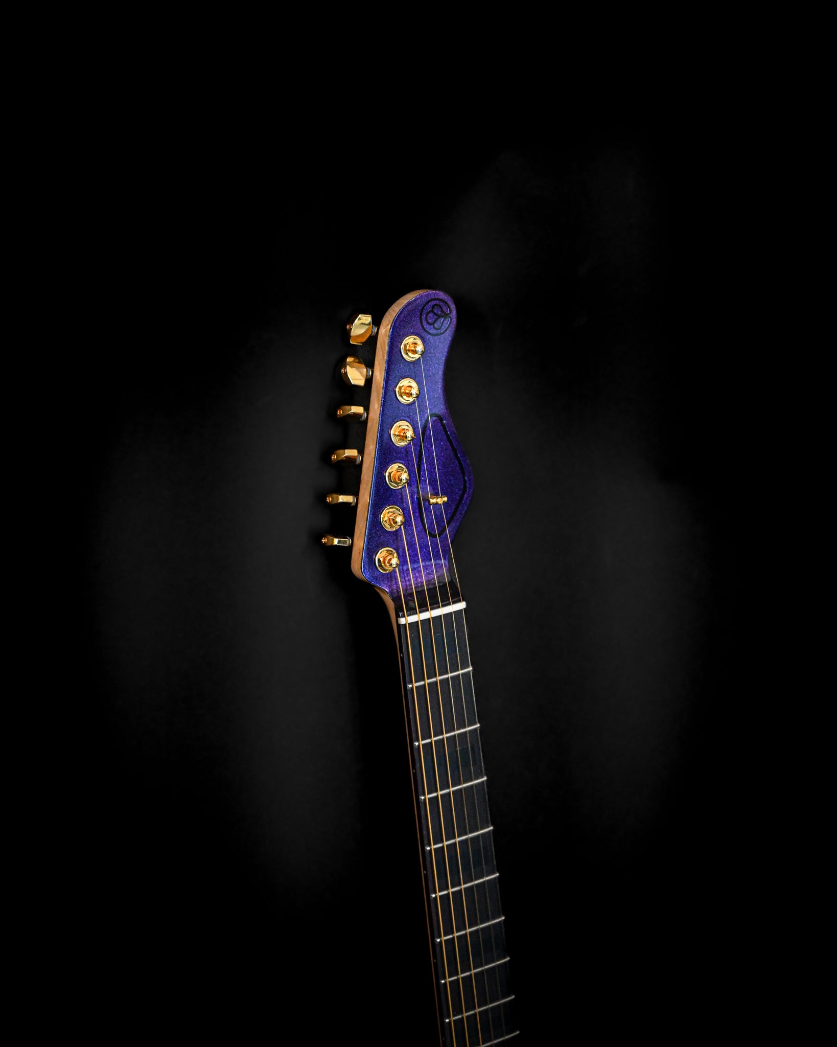 Grande plano da cabeça da guitarra E7 - Cosmo (Colorshift) com ferragens douradas e um acabamento de cor dinâmica.