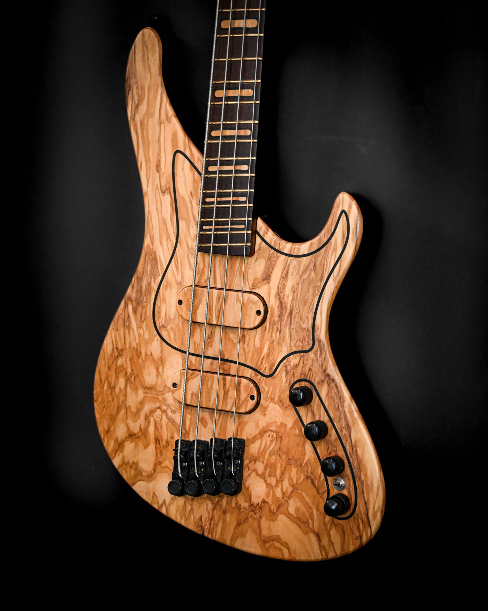 M1 HL/SS - Guitarra baixo eléctrica Italian Olive com um belo acabamento em madeira de oliveira, concebida para um conforto ergonómico e um desempenho moderno.
