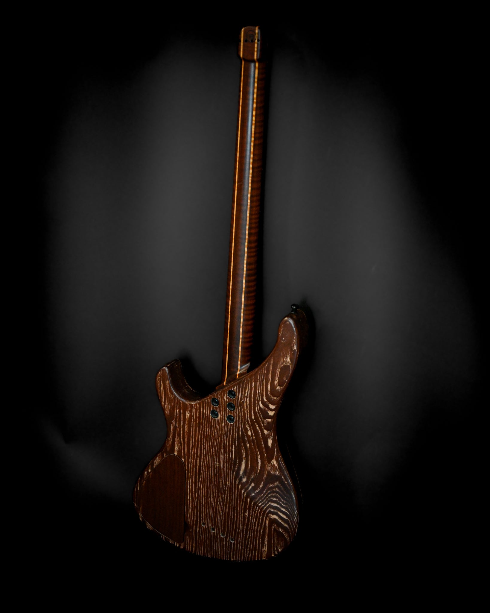 M1 HL/SS - Oliva italiana exibindo os seus padrões exclusivos de grão de madeira, complementando as suas características avançadas para músicos.