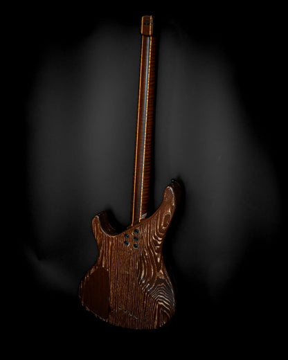 M1 HL/SS - Oliva italiana exibindo os seus padrões exclusivos de grão de madeira, complementando as suas características avançadas para músicos.