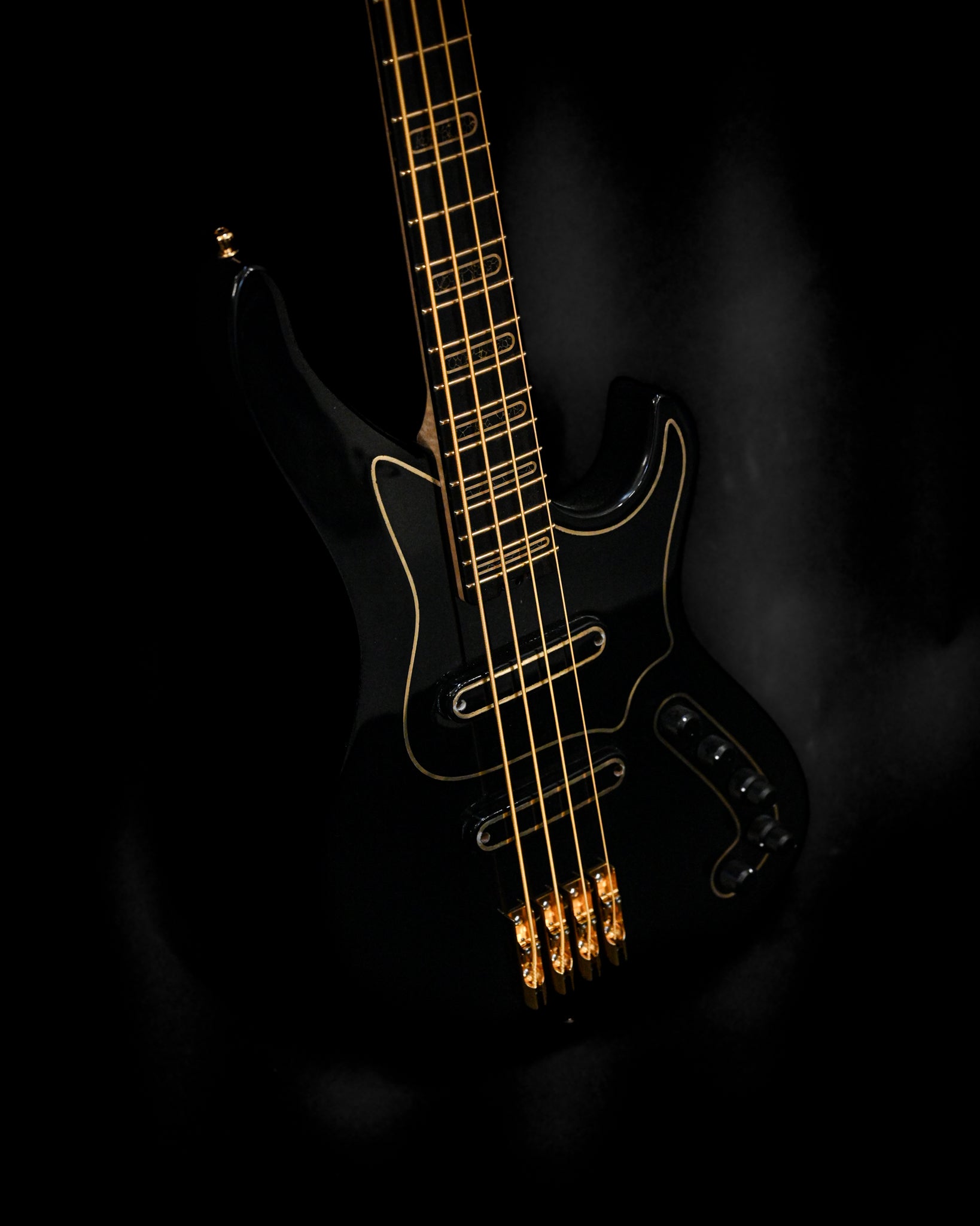 Grande plano do braço e da escala da guitarra baixo S1 'Laudate Concordia' Limited Edition, realçando os pormenores incrustados.