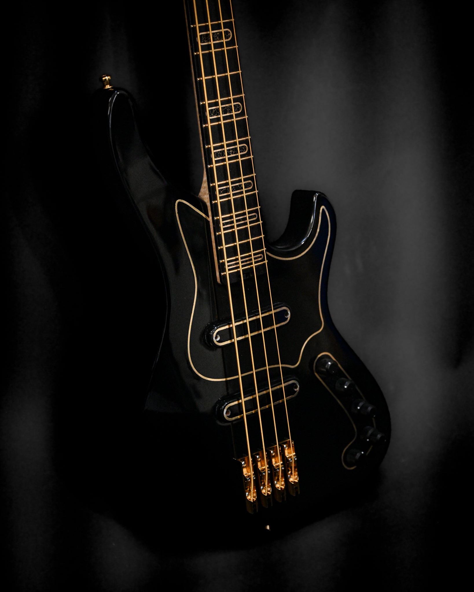 Grande plano da guitarra baixo S1 'Laudate Concordia' Limited Edition, com incrustações intrincadas na escala e ferragens douradas.