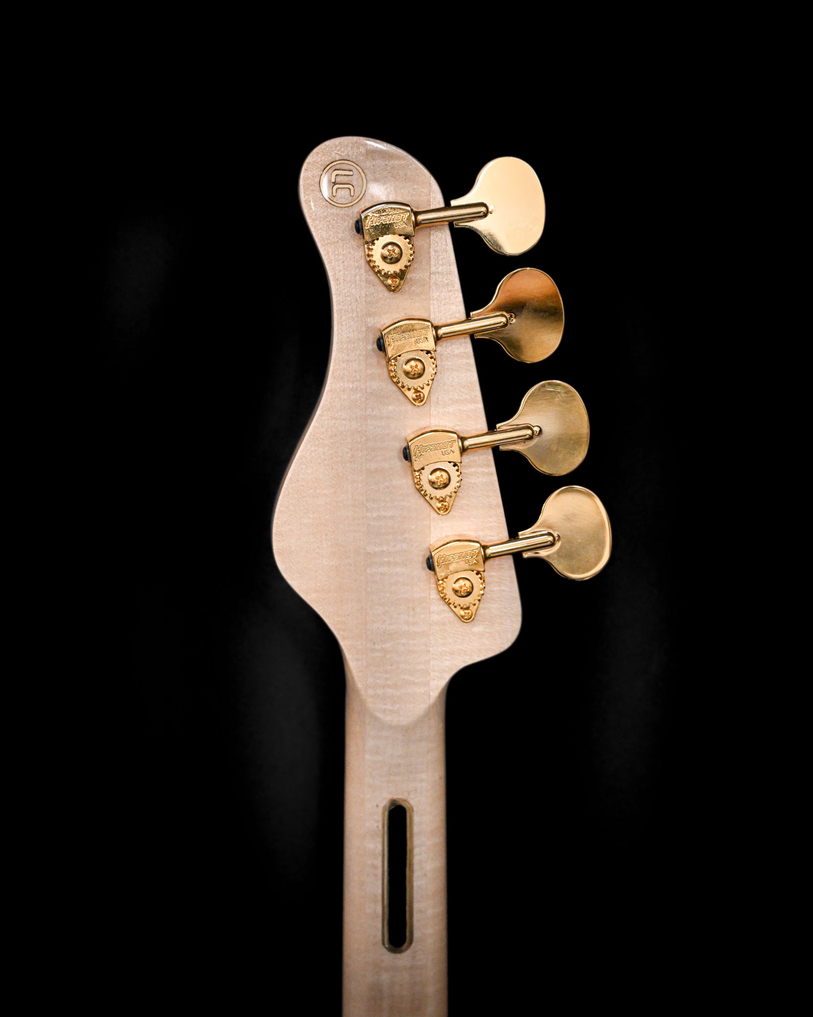 Vista traseira da guitarra baixo S1 'Laudate Concordia' Limited Edition, captando o seu design elegante.