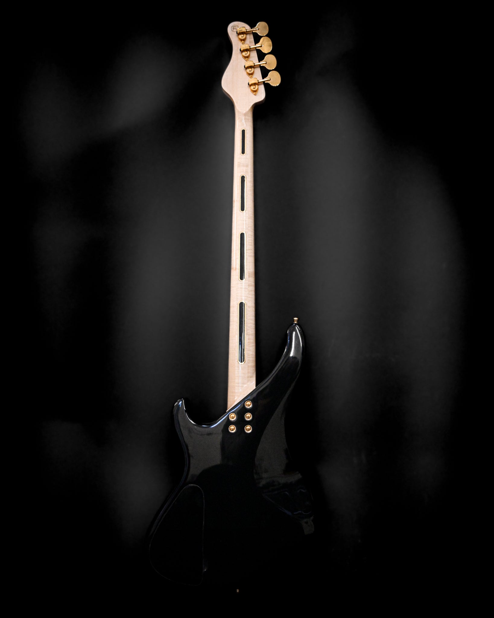 Vista superior da guitarra baixo S1 'Laudate Concordia' Limited Edition, mostrando a sua qualidade artesanal e material.