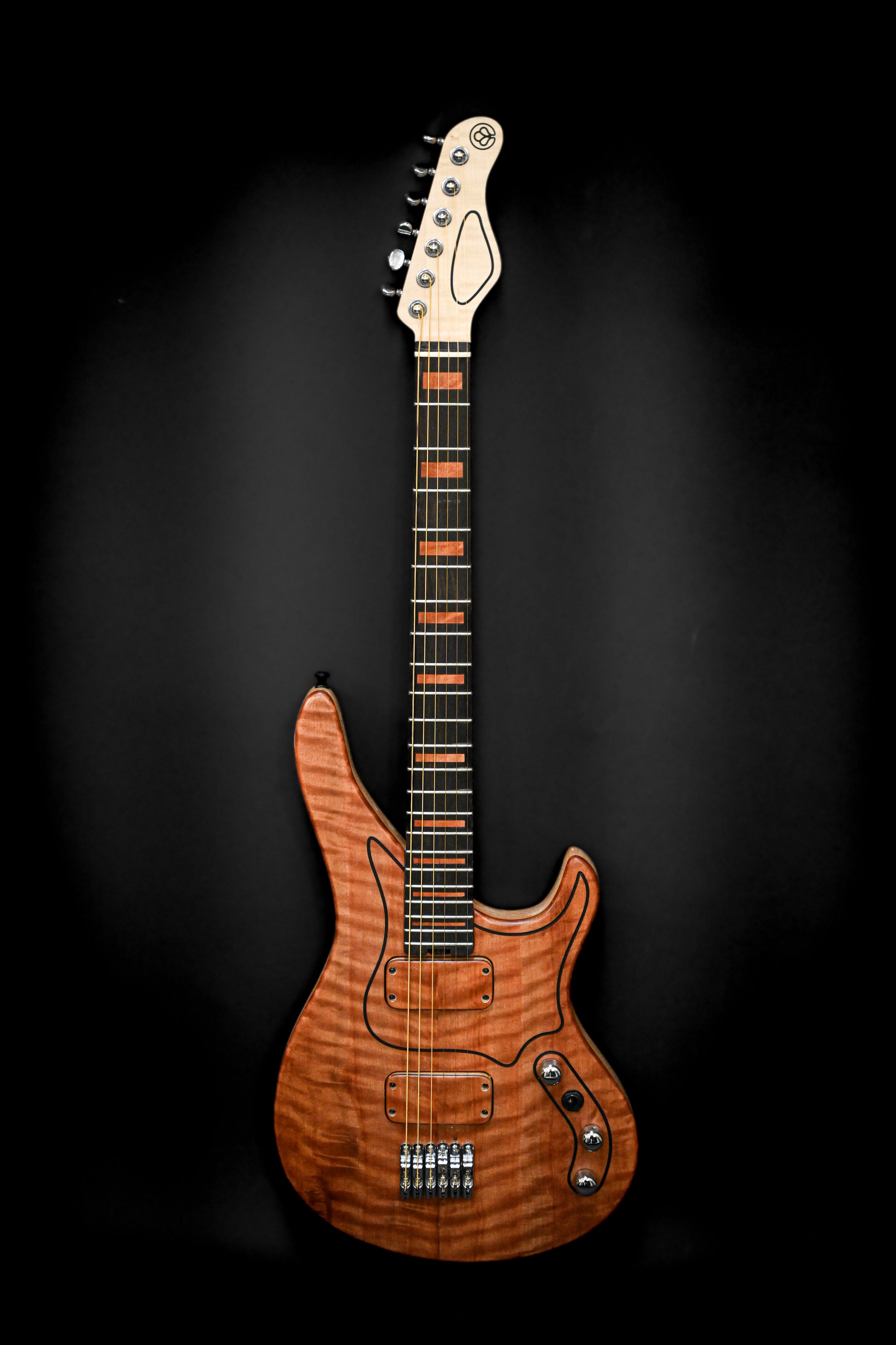 M 系列 M7 Makore 吉他由 Belforti Instruments 设计，采用美丽的火焰枫木面板和定制硬件，非常适合富有表现力的演奏。