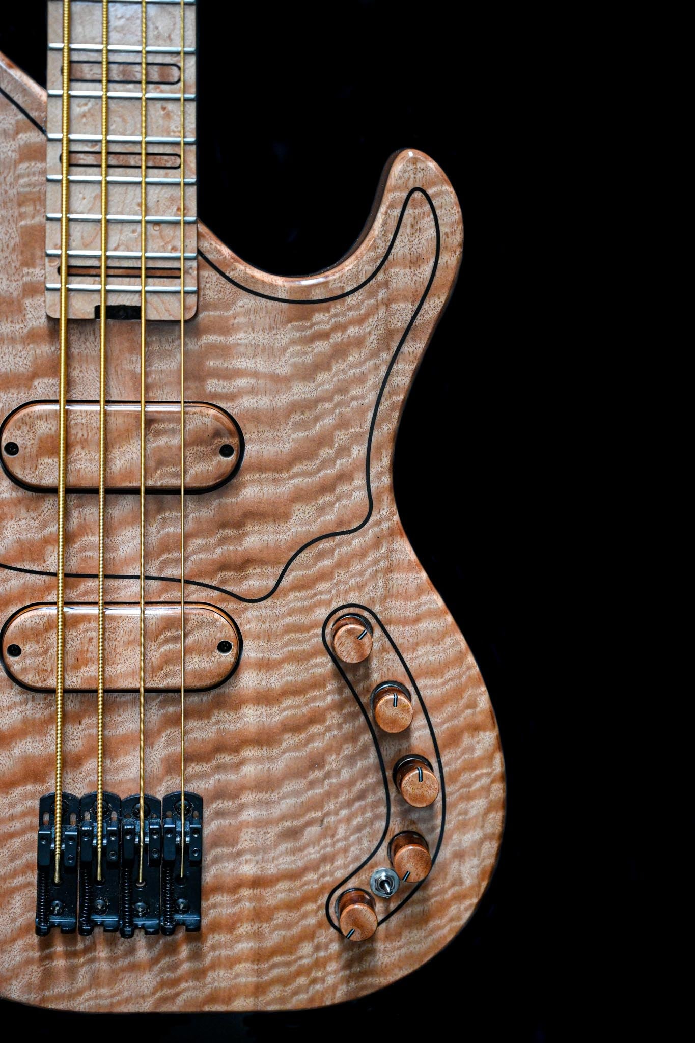 Belforti Instruments 的 M3 Flamed Eucalyptus 低音吉他琴身和电子线路布局的艺术视图，展示其现代设计。