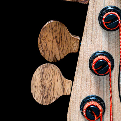 Belforti Instruments 的 M3 Flamed Eucalyptus 低音吉他上的音栓放大图，展示了精湛的工艺。