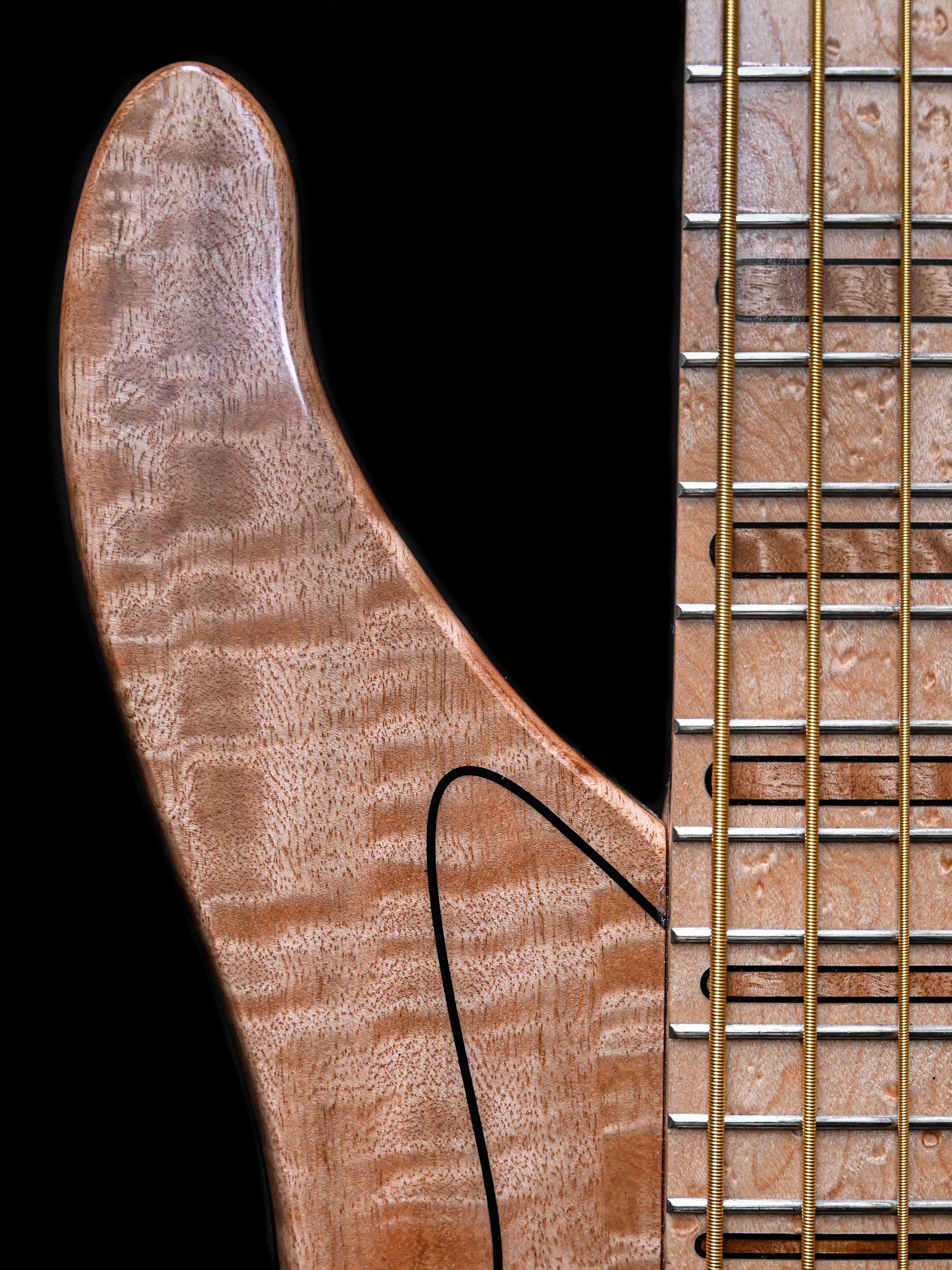 Belforti Instruments M3 Flamed Eucalyptus 低音吉他的侧面细节，突出其时尚的轮廓和精湛的工艺。