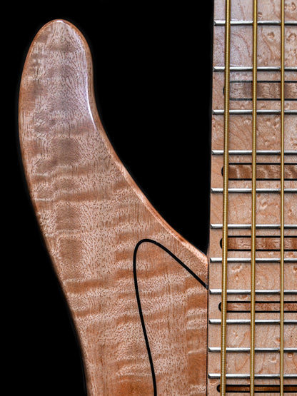 Belforti Instruments M3 Flamed Eucalyptus 低音吉他的侧面细节，突出其时尚的轮廓和精湛的工艺。