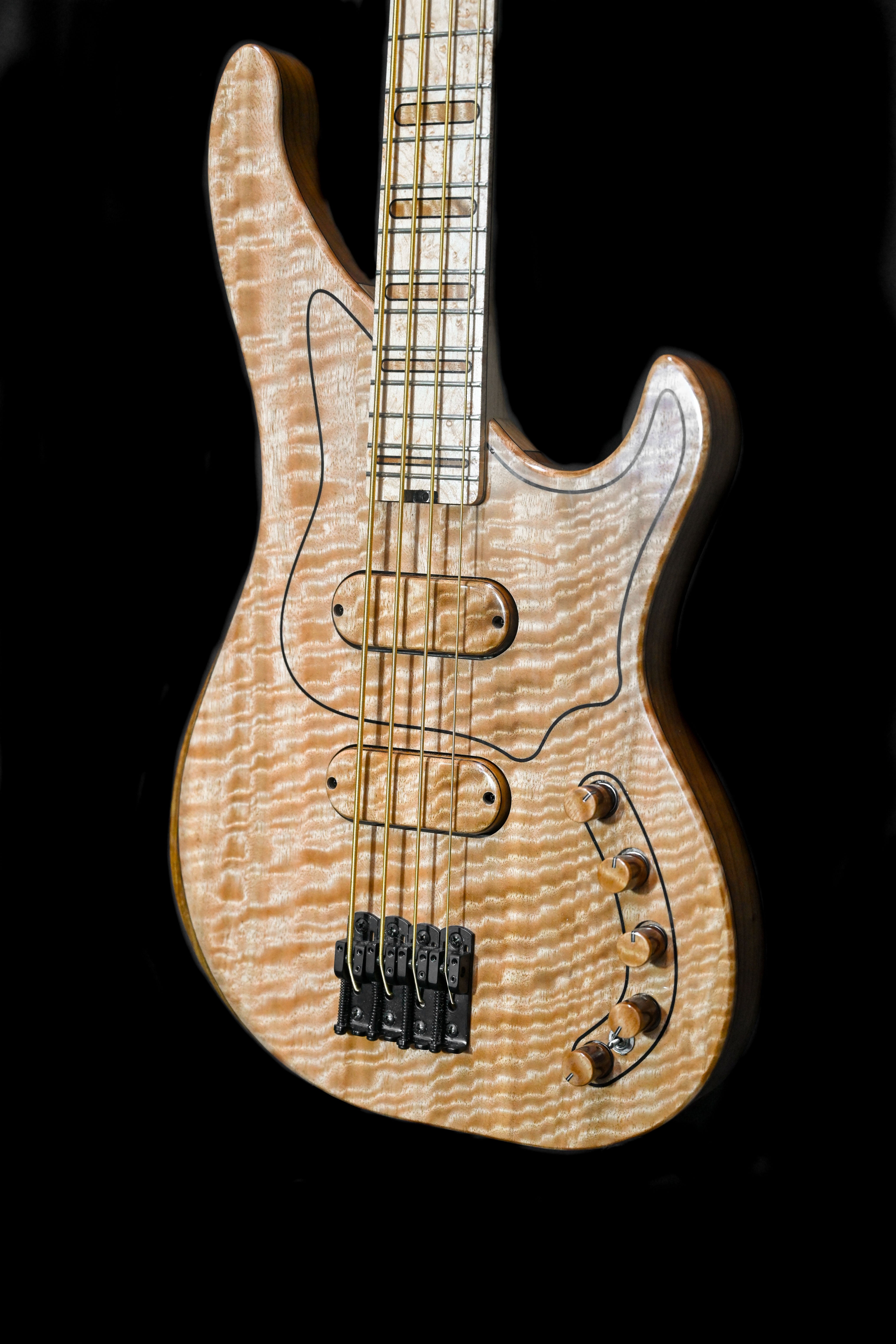 Belforti Instruments 的 M3 Flamed Eucalyptus 低音吉他正面概览，捕捉木材纹理和硬件之美。
