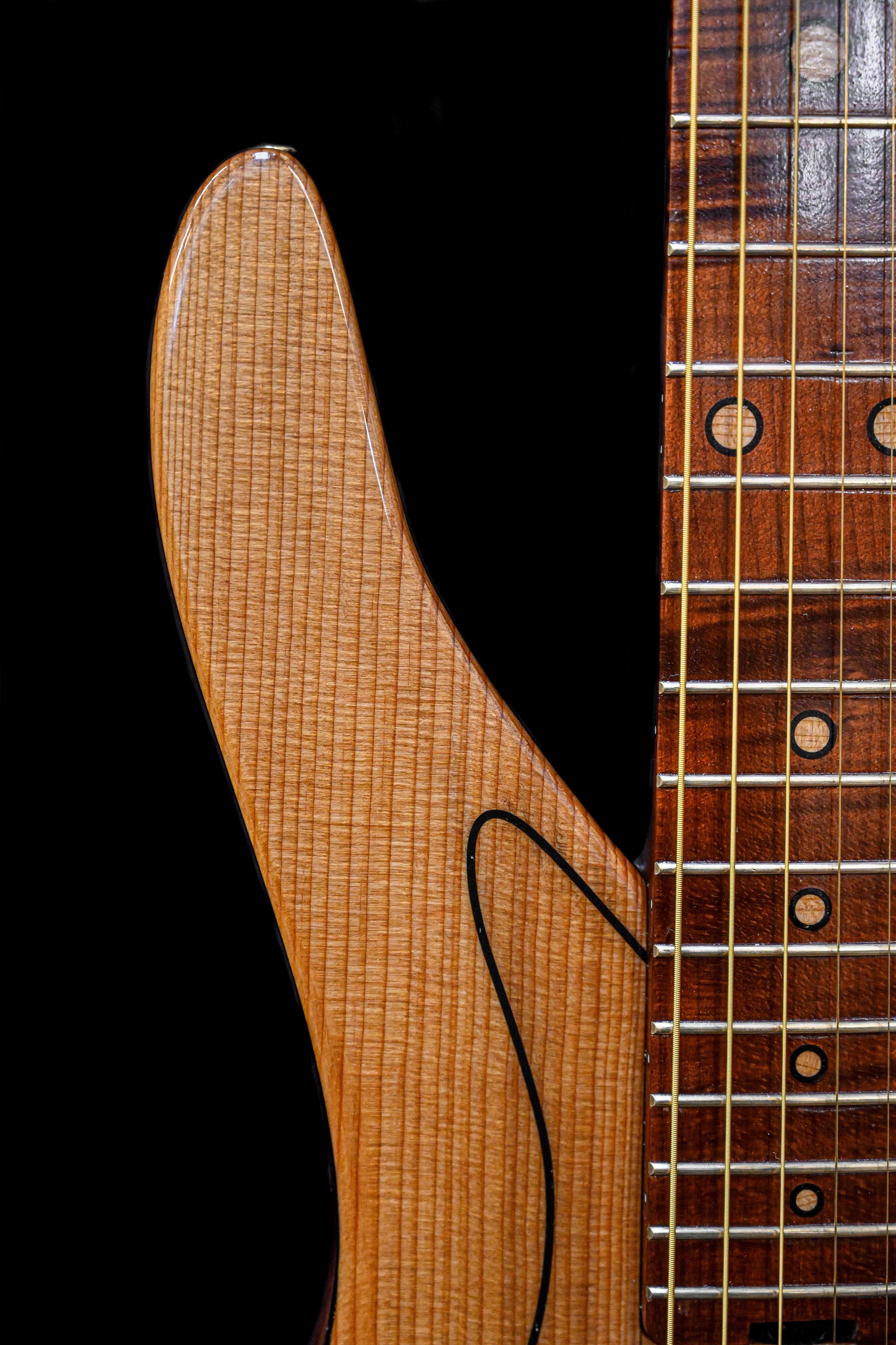 Belforti Instruments 设计的 M7 Heritage Red Cedar 机身侧面图，重点展示了木纹的质感和优雅的轮廓。