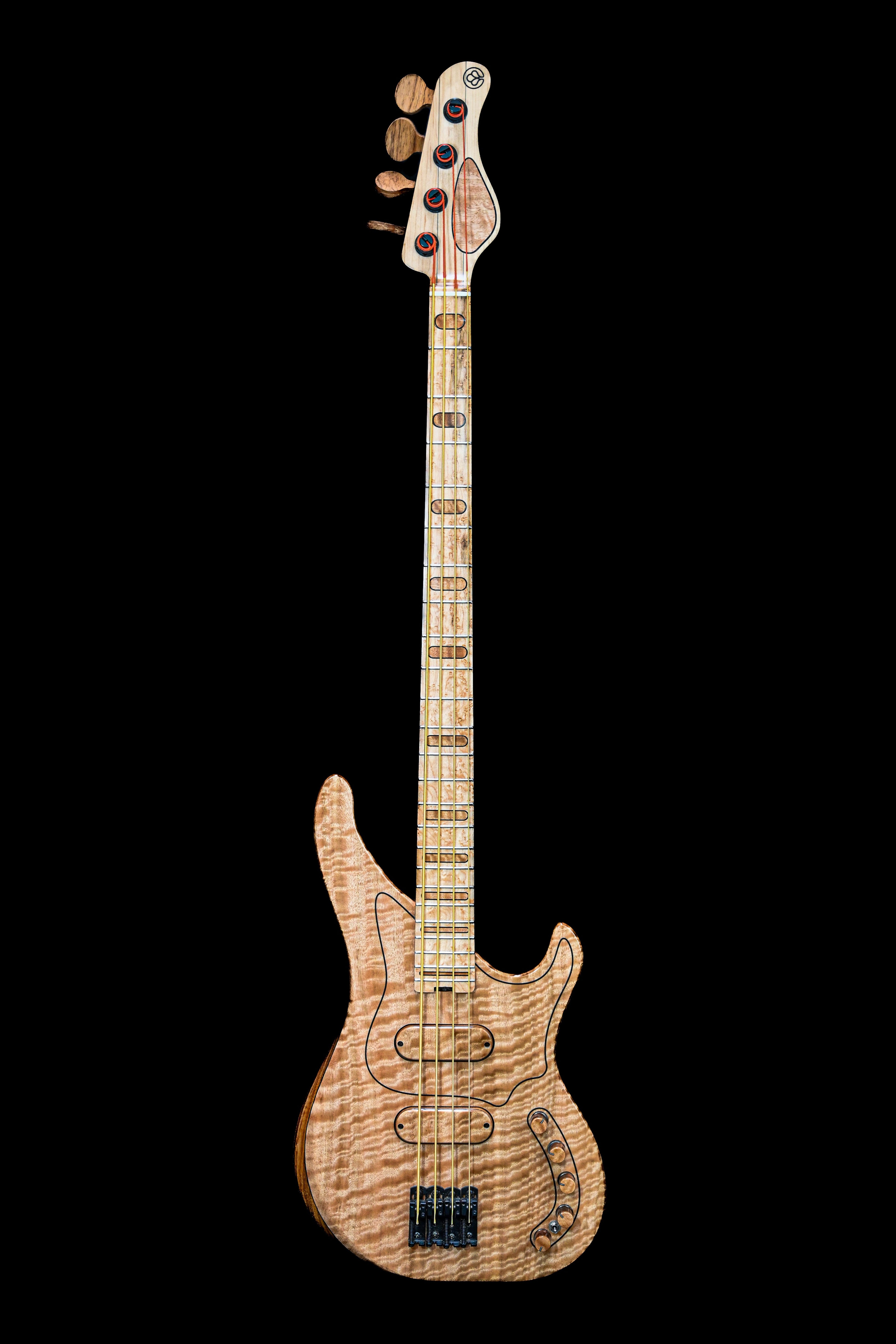 Belforti Instruments 的 M3 Flamed Eucalyptus 低音吉他采用独特的一体式桉木面板、优雅的琴身曲线和四根琴弦。
