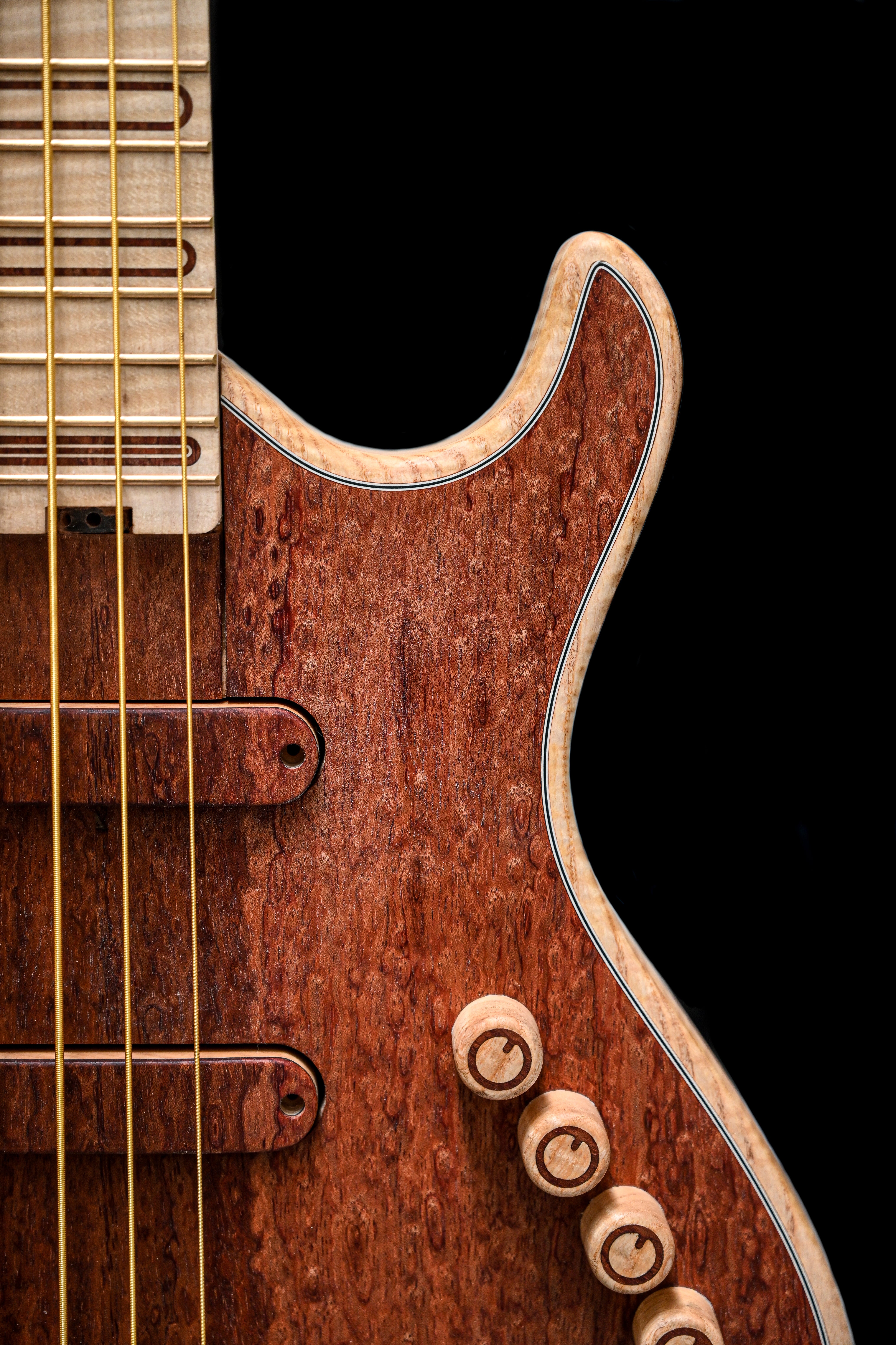 S1 Waterfall Bubinga 低音吉他电子元件和琴身的详细视图，采用高品质工艺。