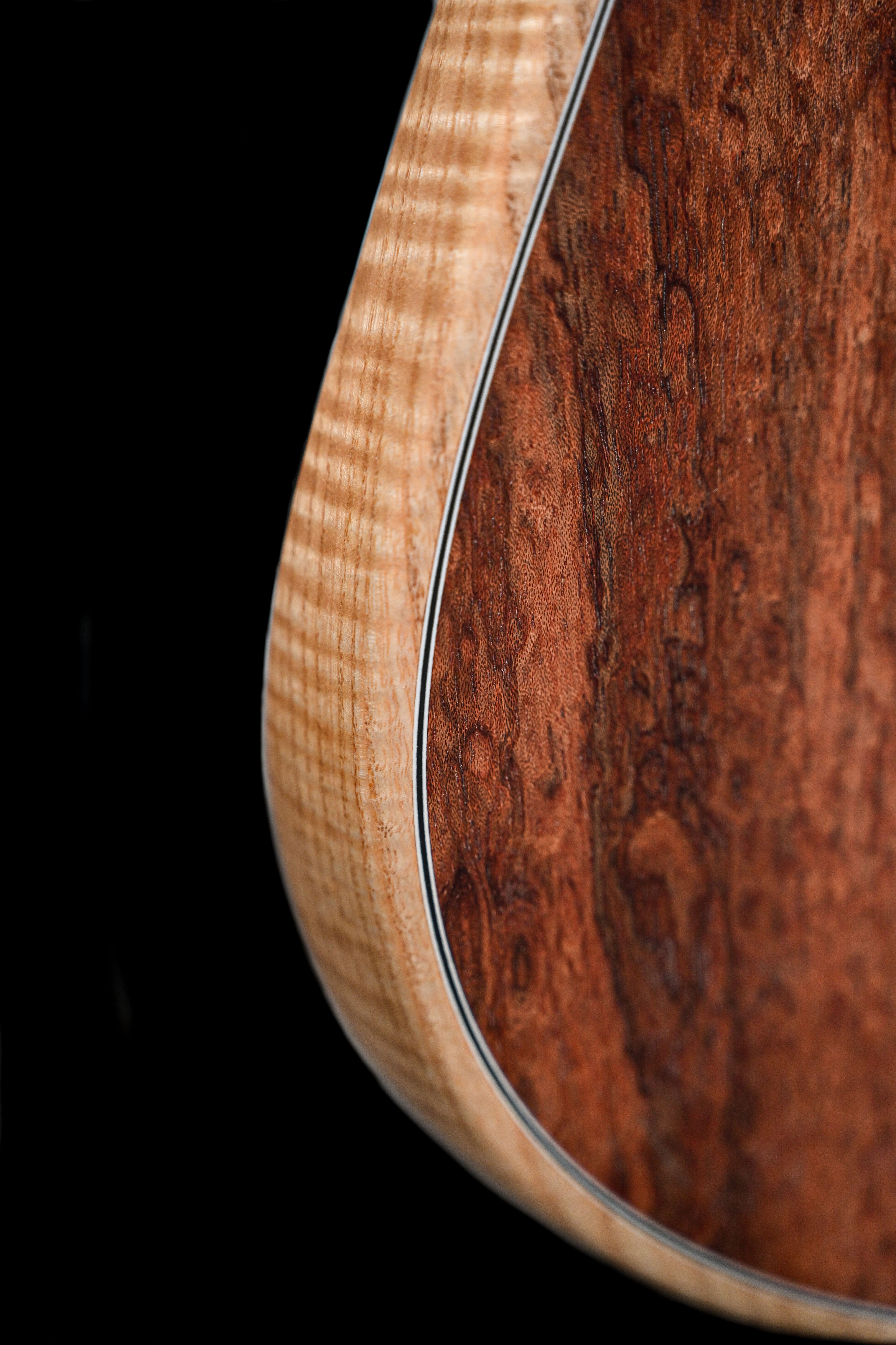 S1 Waterfall Bubinga 低音吉他的背面，显示出光滑的白蜡木琴身和琴颈设计。