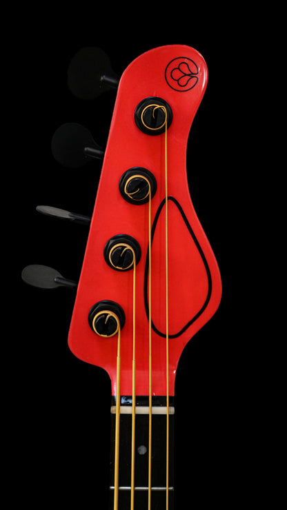 Belforti Instruments E1 Normandy Apple Red 低音吉他琴头细节图，展示其独特的设计和鲜艳的配色。
