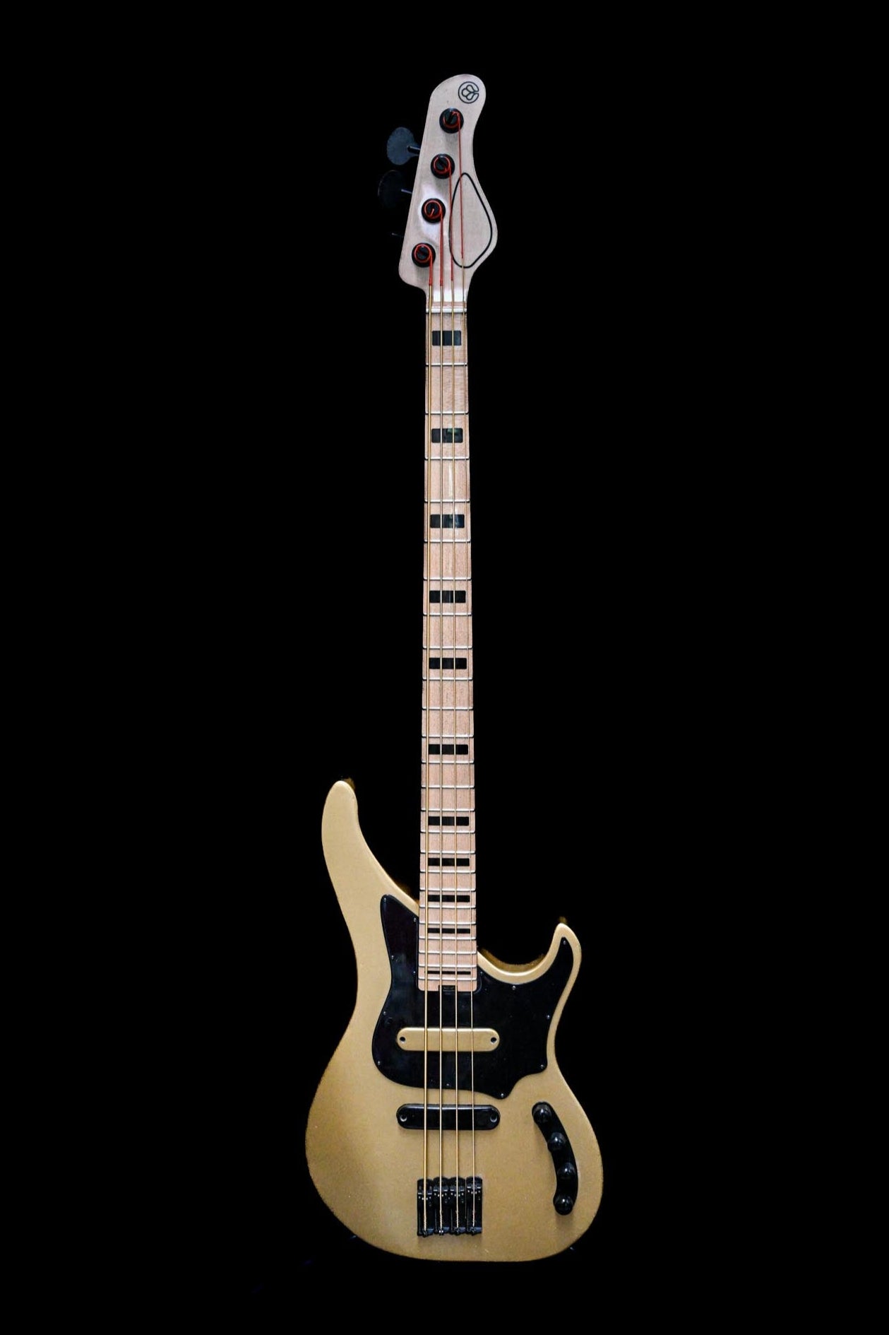 E3 - Belforti Instruments 的 Versailles Gold 低音吉他，采用流线型设计和典雅的金色漆面。