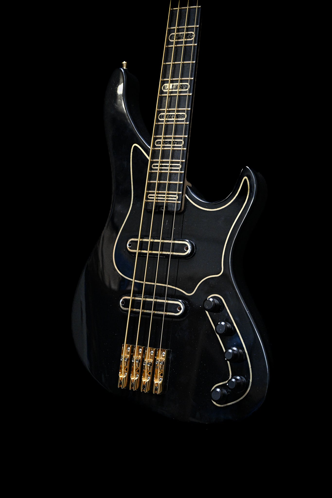 从艺术角度展示 S1 "Laudate Concordia "限量版贝司吉他的琴身和颜色。