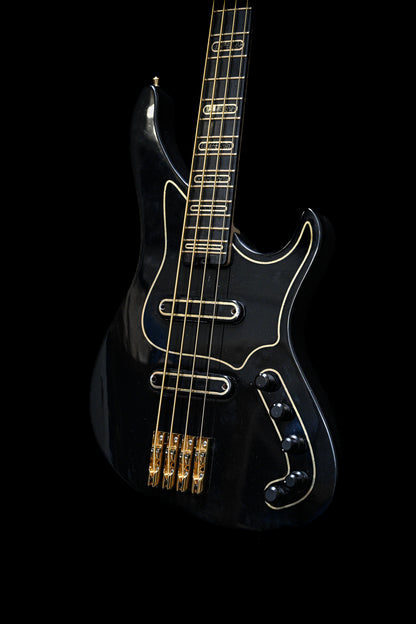 从艺术角度展示 S1 "Laudate Concordia "限量版贝司吉他的琴身和颜色。